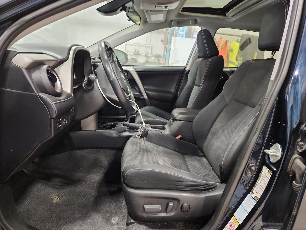 2017 Toyota Rav4 Xle Синий vin: 2T3RFREVXHW567077 Damage: Left Front Carpet, Torn, 2 To 3 Inches