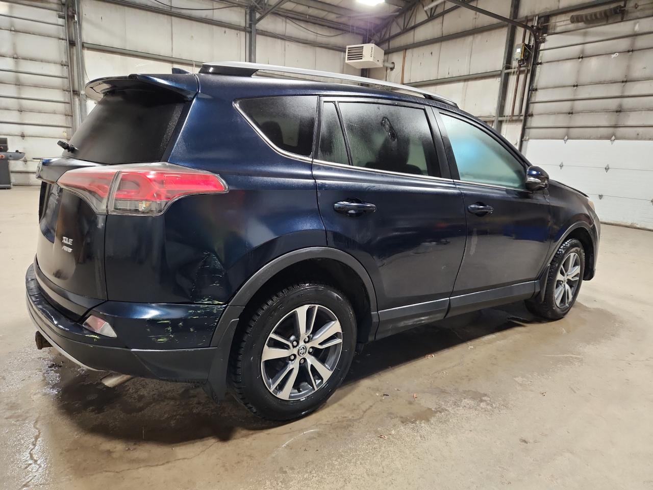 2017 Toyota Rav4 Xle Синий vin: 2T3RFREVXHW567077 Damage: Right Qtr Panel, Dent(S) W/ Paint Dmg, 7 To 8 Inches