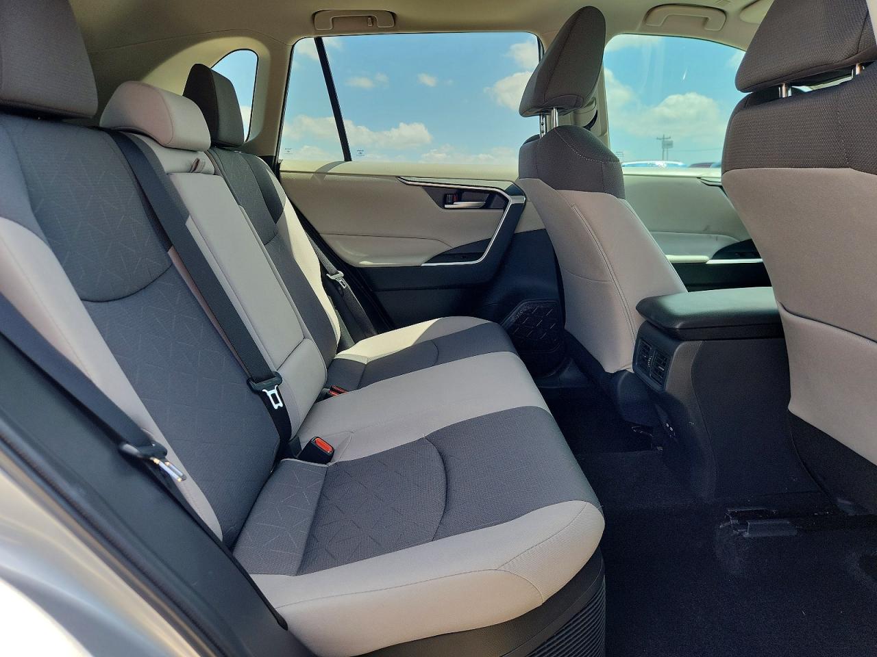 2025 Toyota Rav4 Hybrid Xle Silver vin: 2T3RWRFV9SW253992
