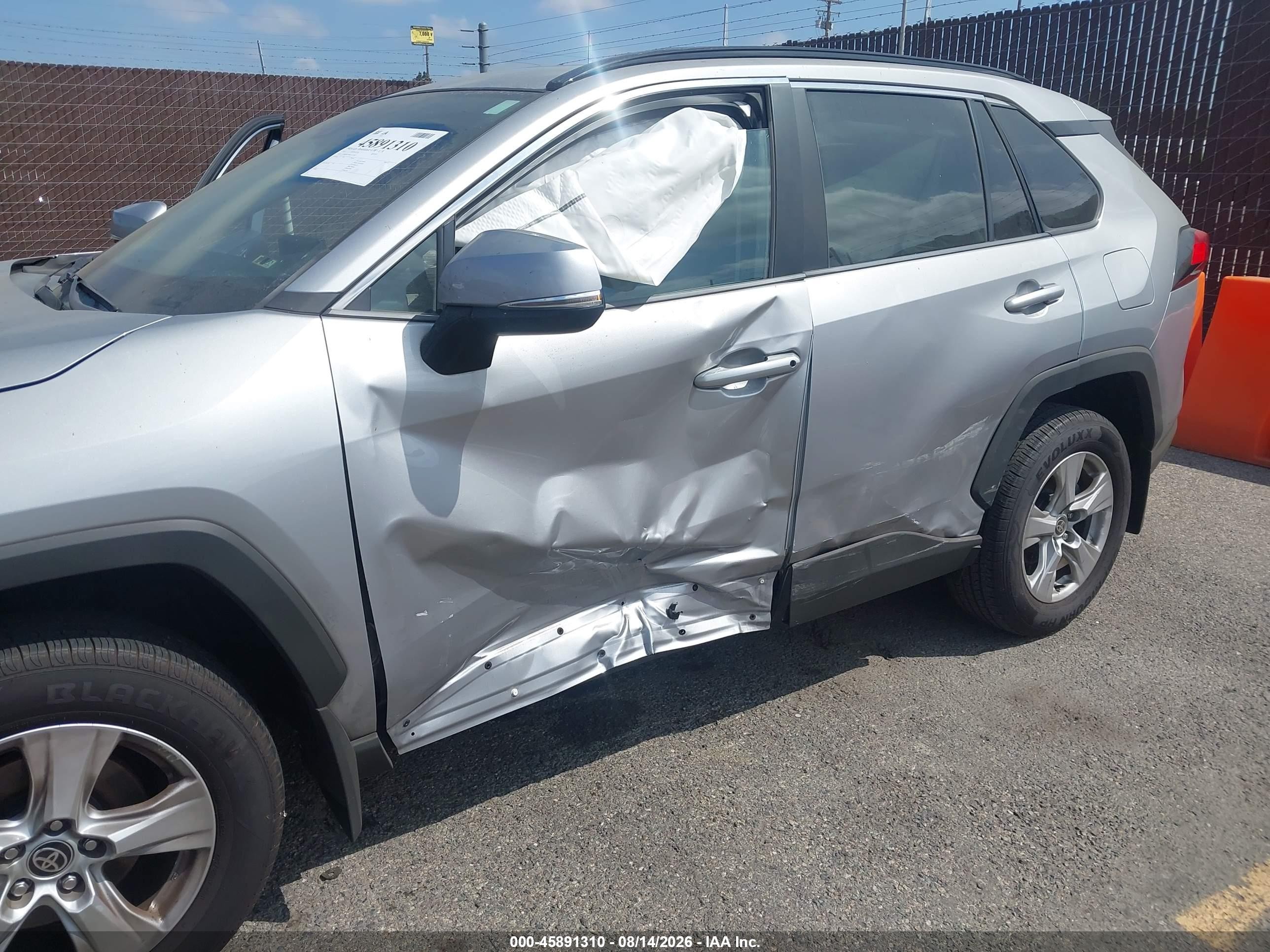 2021 Toyota Rav4 Xle Silver vin: 2T3W1RFV0MC112038