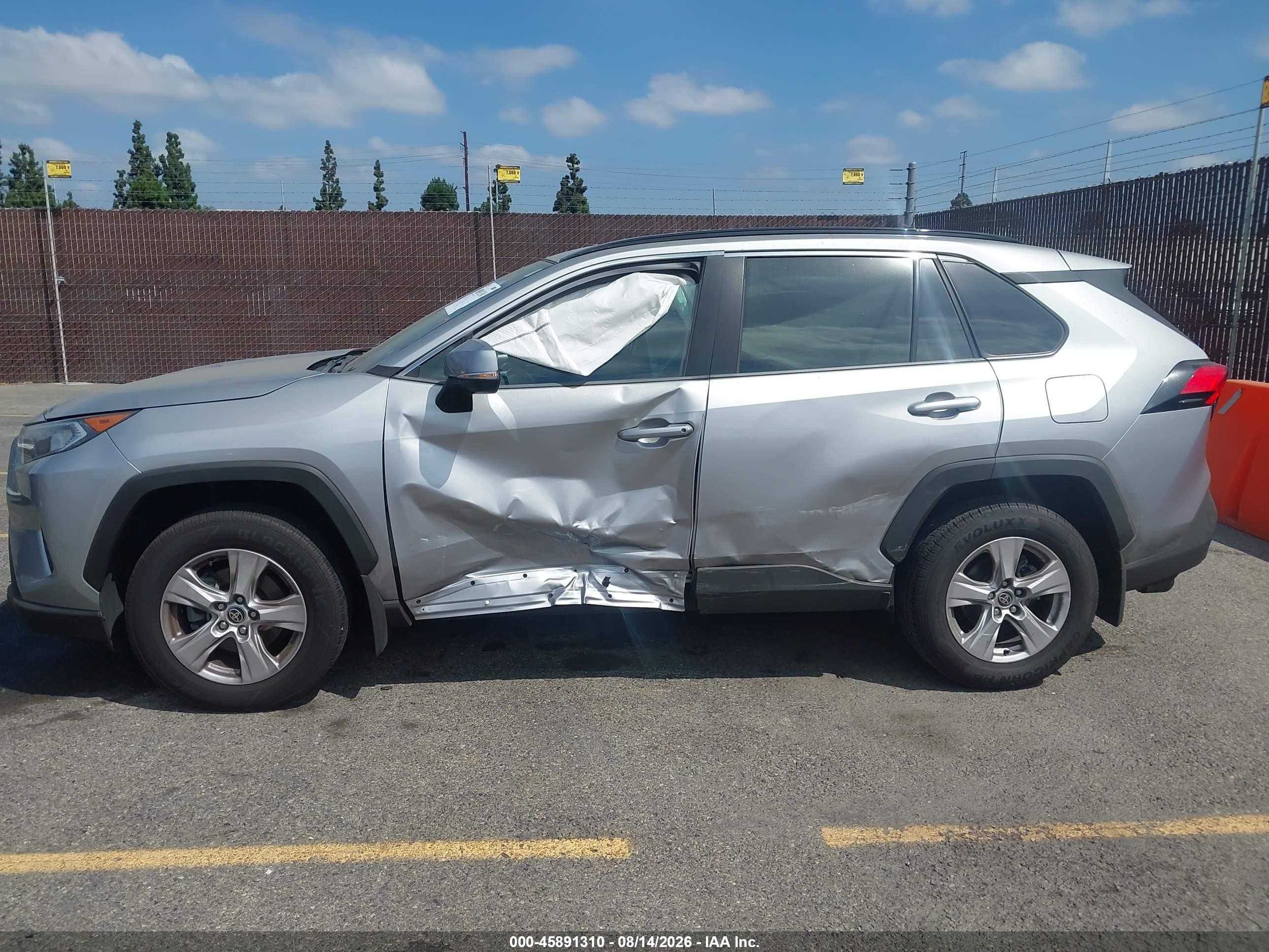 2021 Toyota Rav4 Xle Silver vin: 2T3W1RFV0MC112038