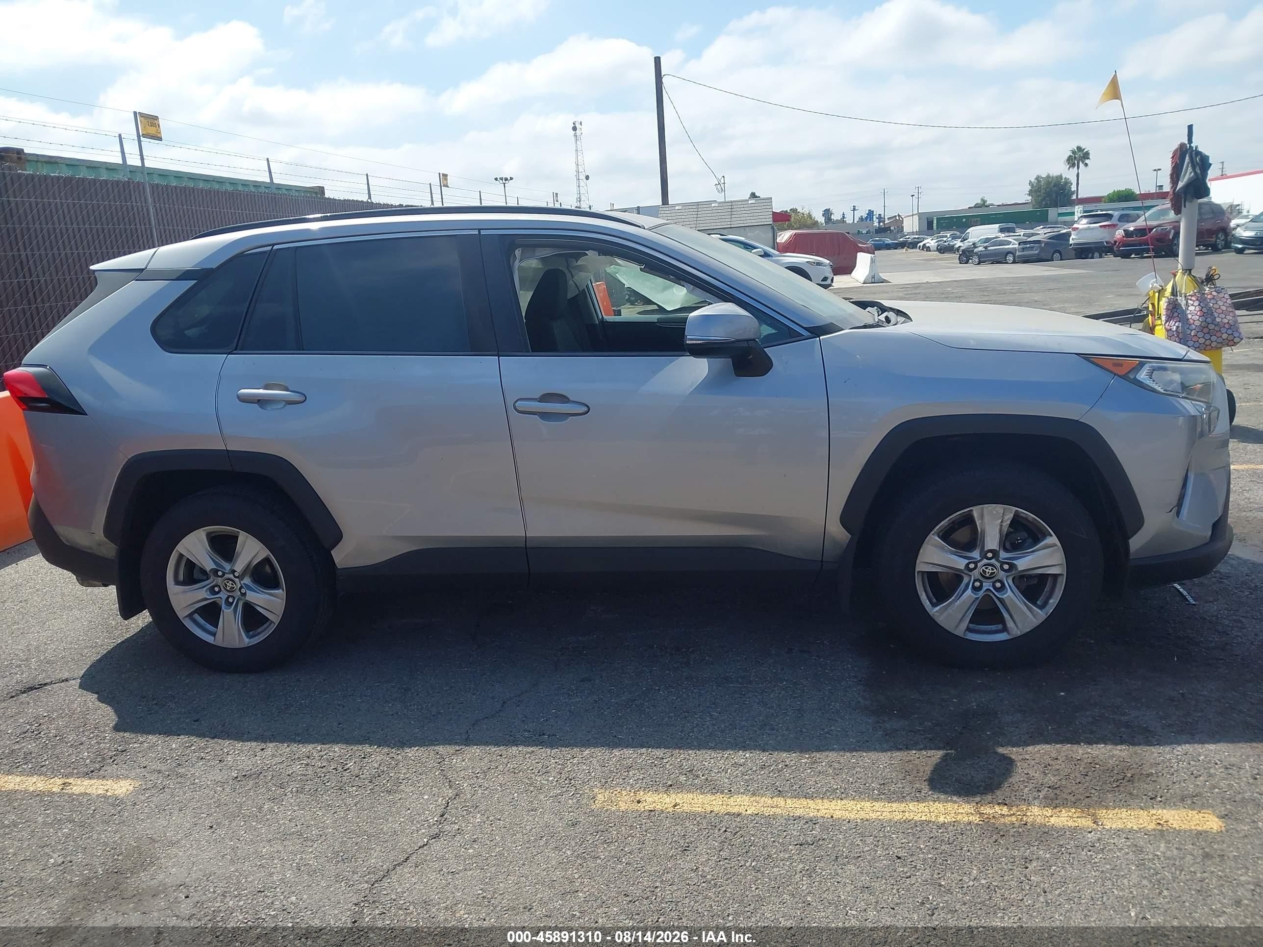 2021 Toyota Rav4 Xle Silver vin: 2T3W1RFV0MC112038