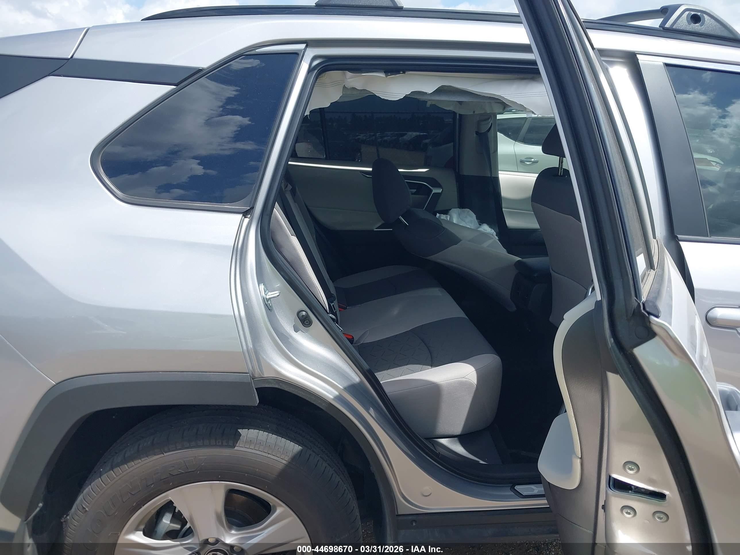 2025 Toyota Rav4 Xle Silver vin: 2T3W1RFV1SC353278