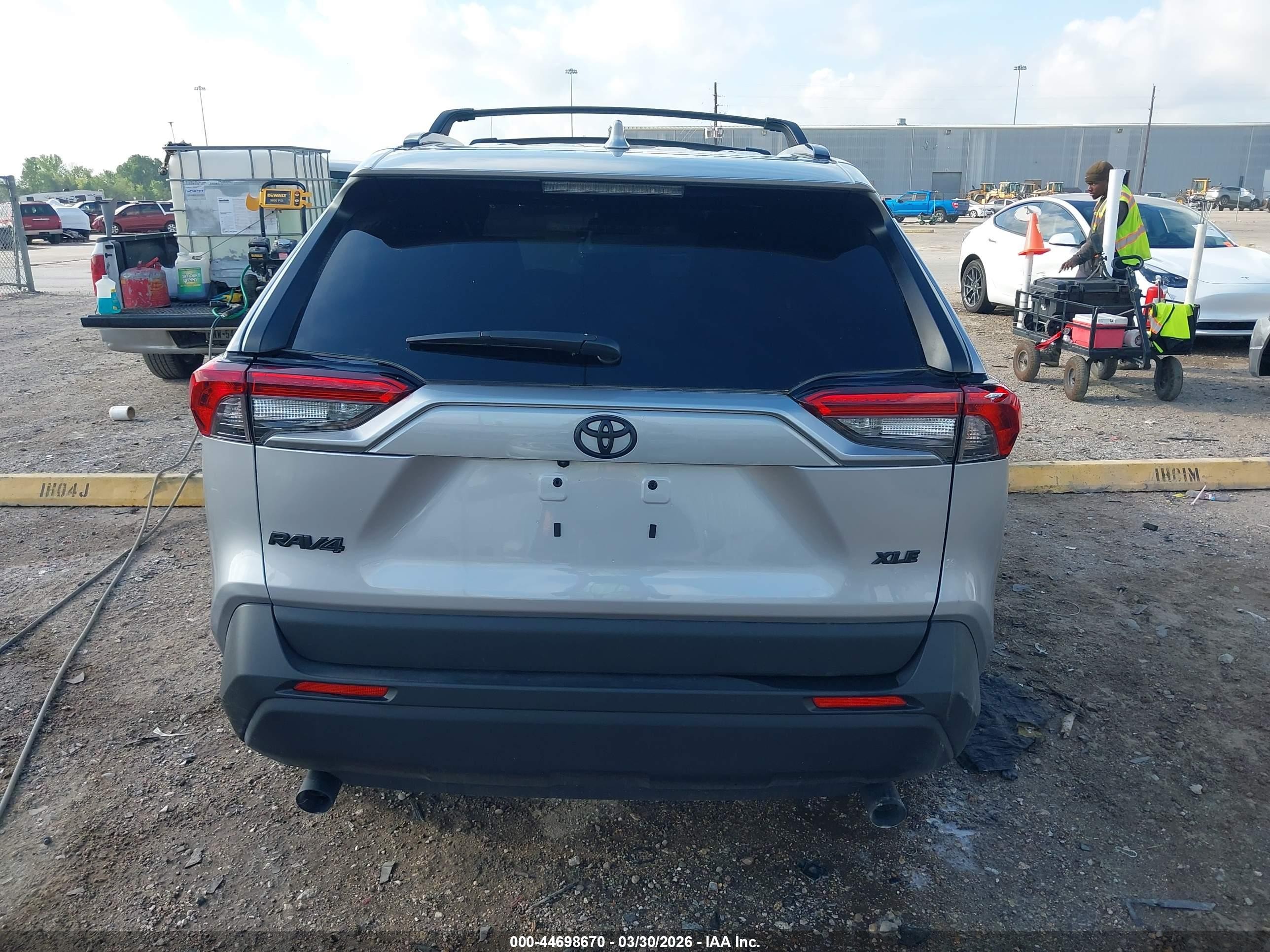 2025 Toyota Rav4 Xle Silver vin: 2T3W1RFV1SC353278