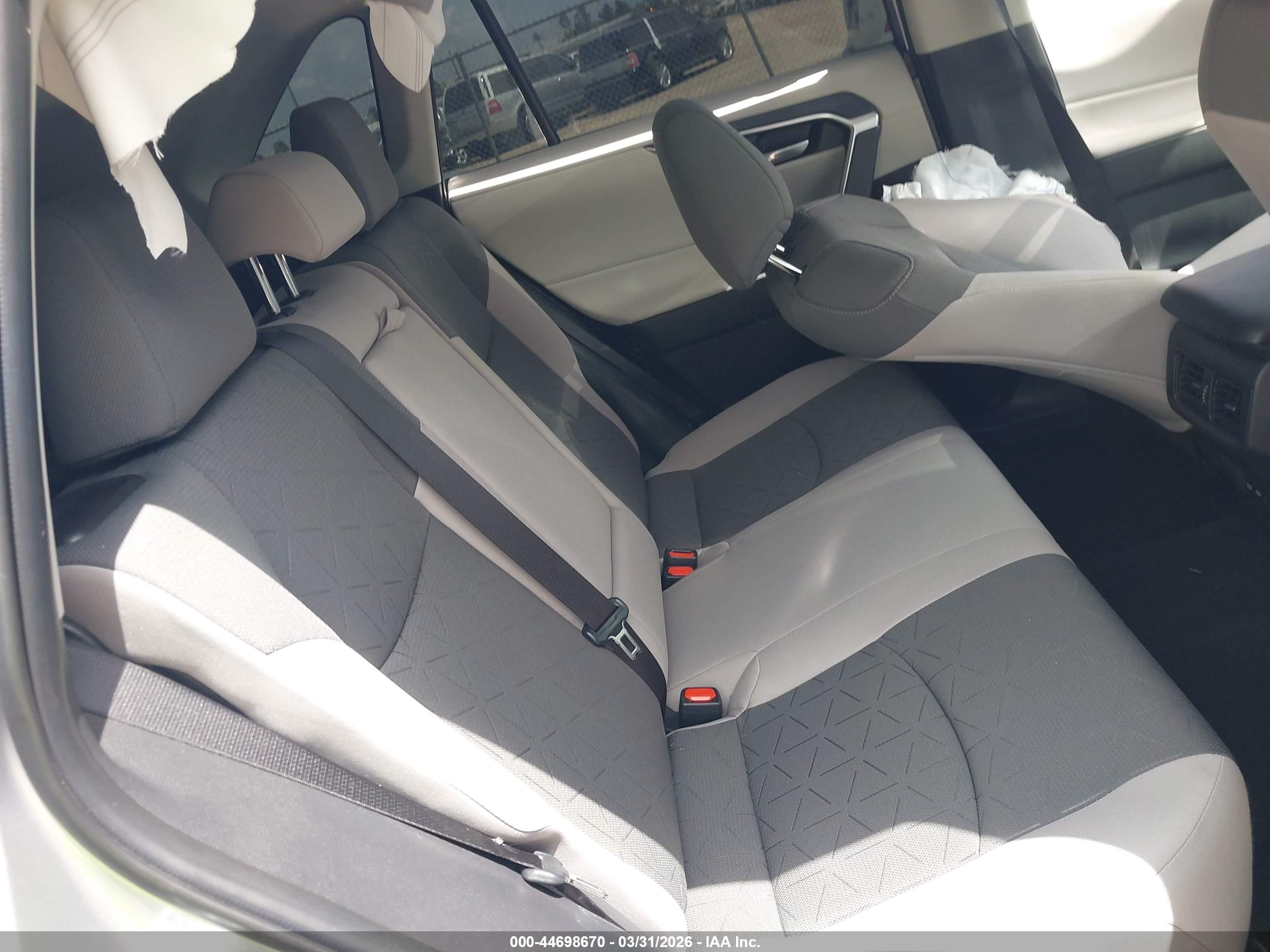 2025 Toyota Rav4 Xle Silver vin: 2T3W1RFV1SC353278