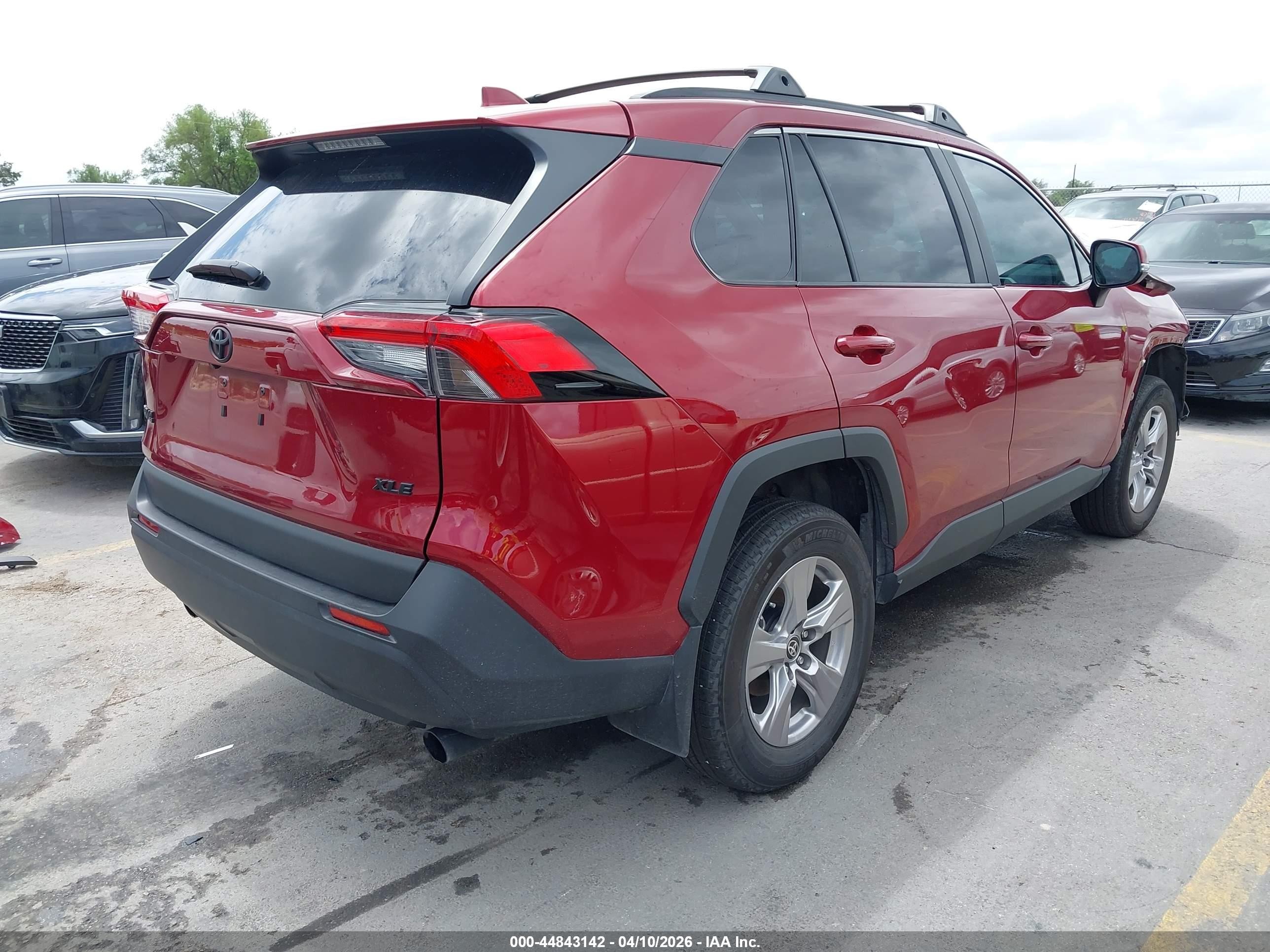 2025 Toyota Rav4 Xle Red vin: 2T3W1RFV2SW428892