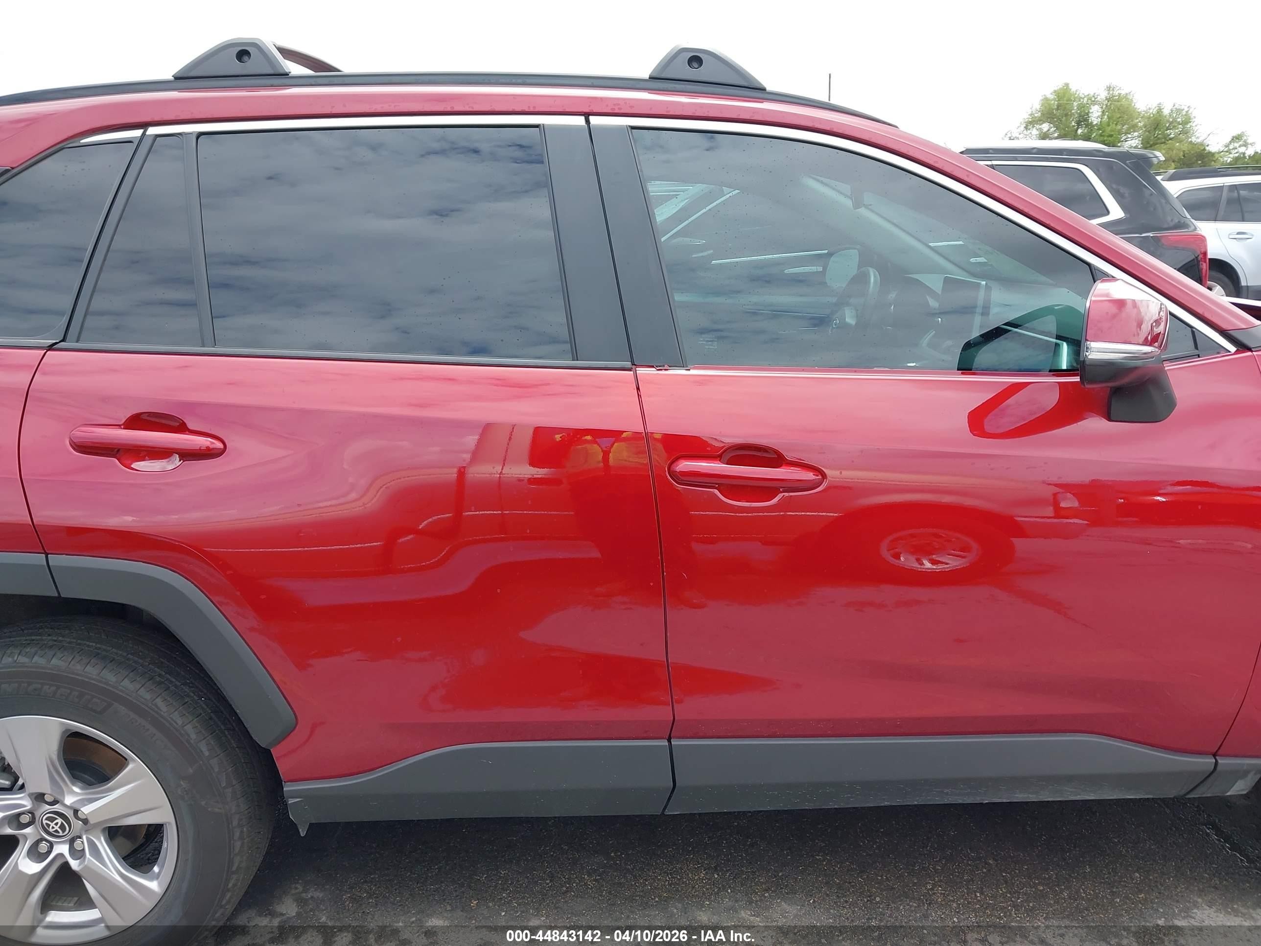 2025 Toyota Rav4 Xle Red vin: 2T3W1RFV2SW428892