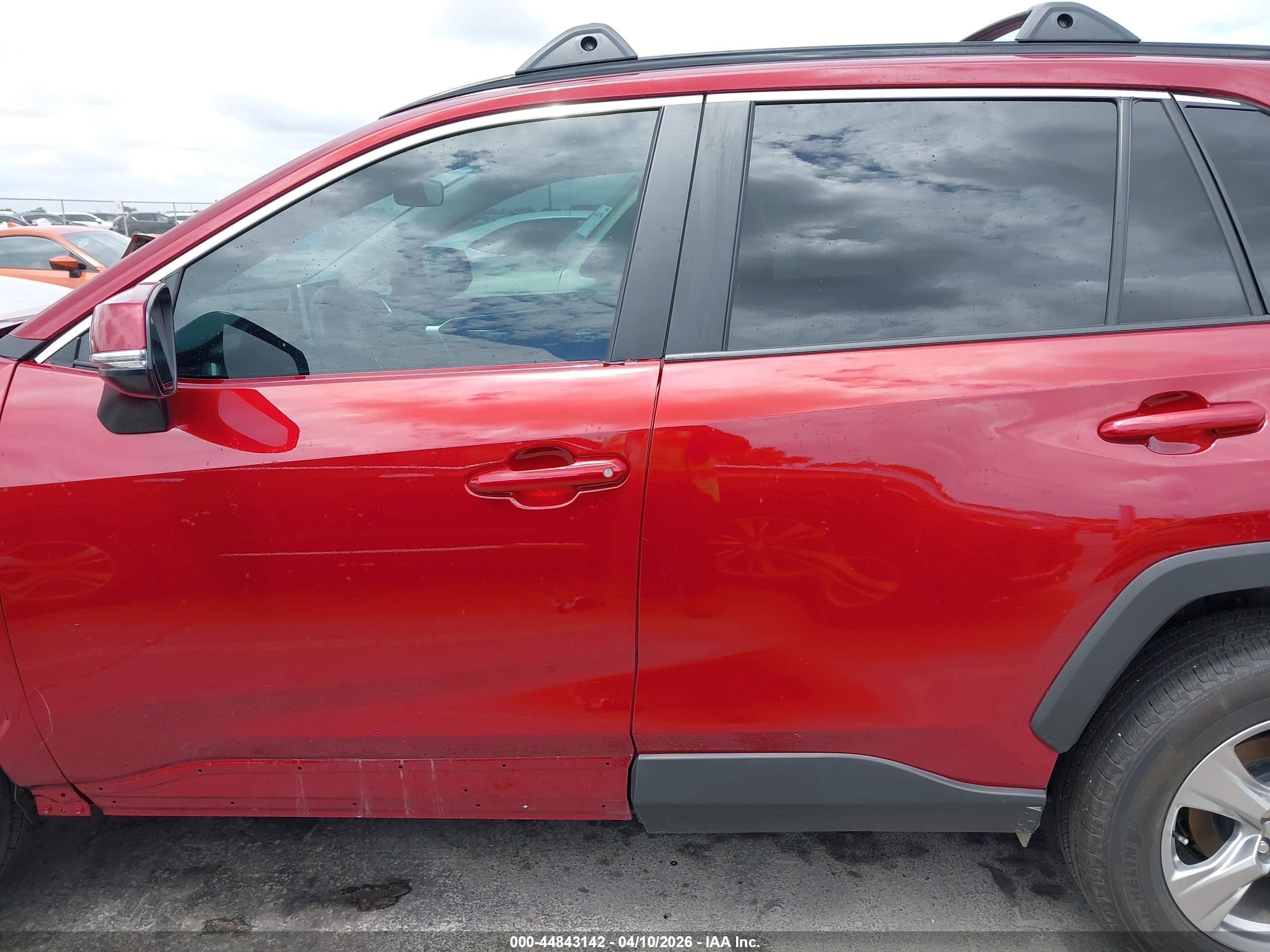 2025 Toyota Rav4 Xle Red vin: 2T3W1RFV2SW428892