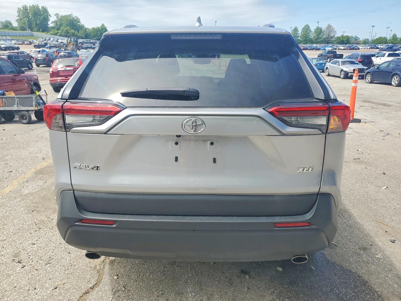 2023 Toyota Rav4 Xle Серебряный vin: 2T3W1RFV3PC232372