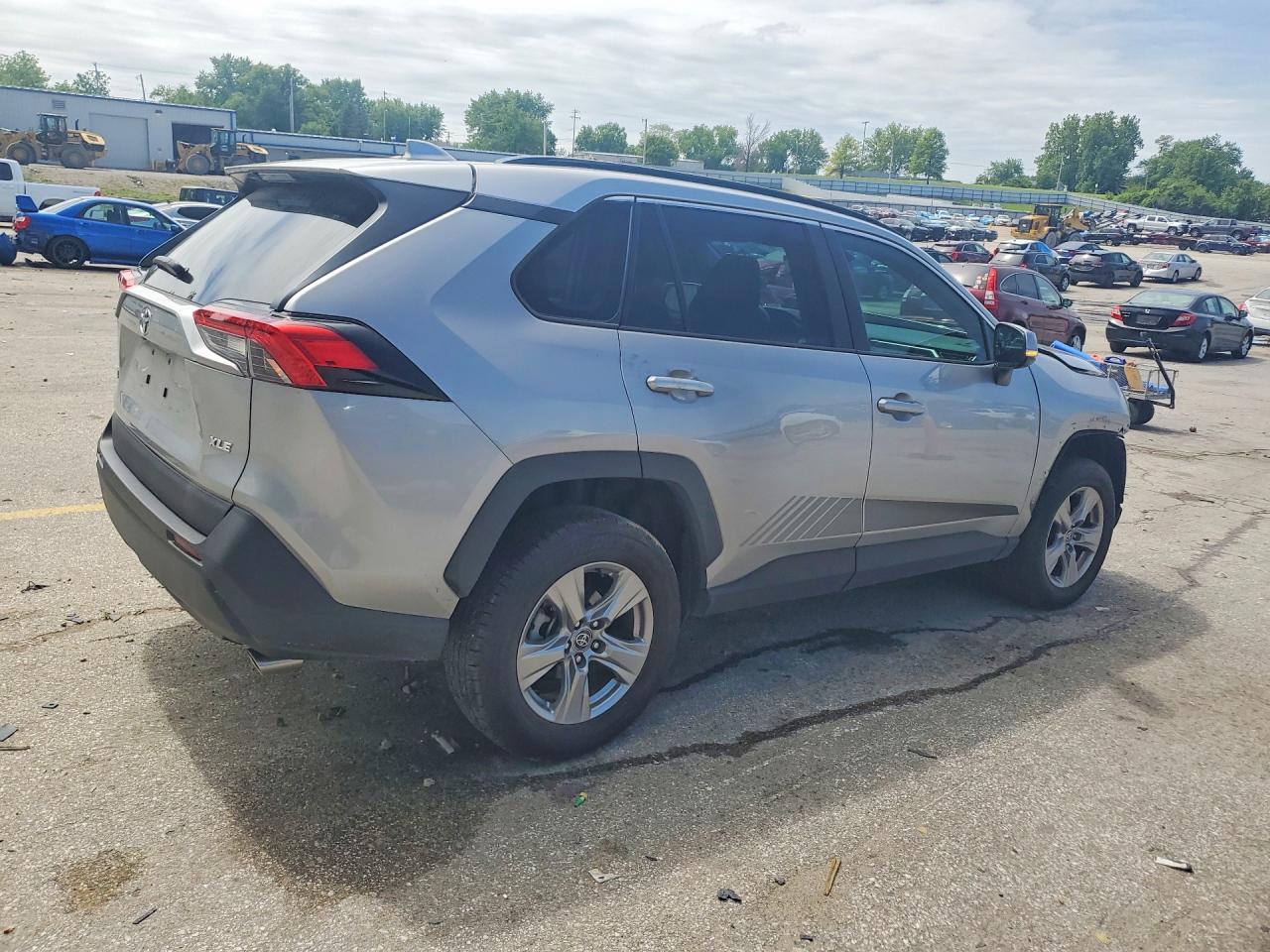 2023 Toyota Rav4 Xle Серебряный vin: 2T3W1RFV3PC232372