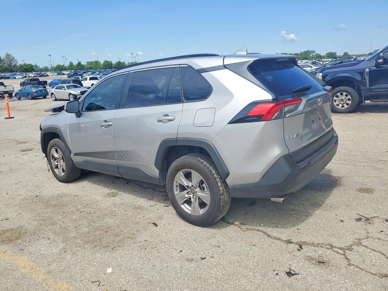 2023 Toyota Rav4 Xle Серебряный vin: 2T3W1RFV3PC232372