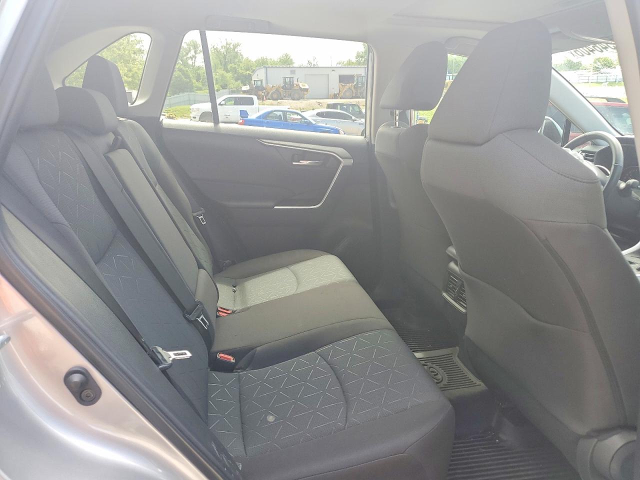 2023 Toyota Rav4 Xle Серебряный vin: 2T3W1RFV3PC232372