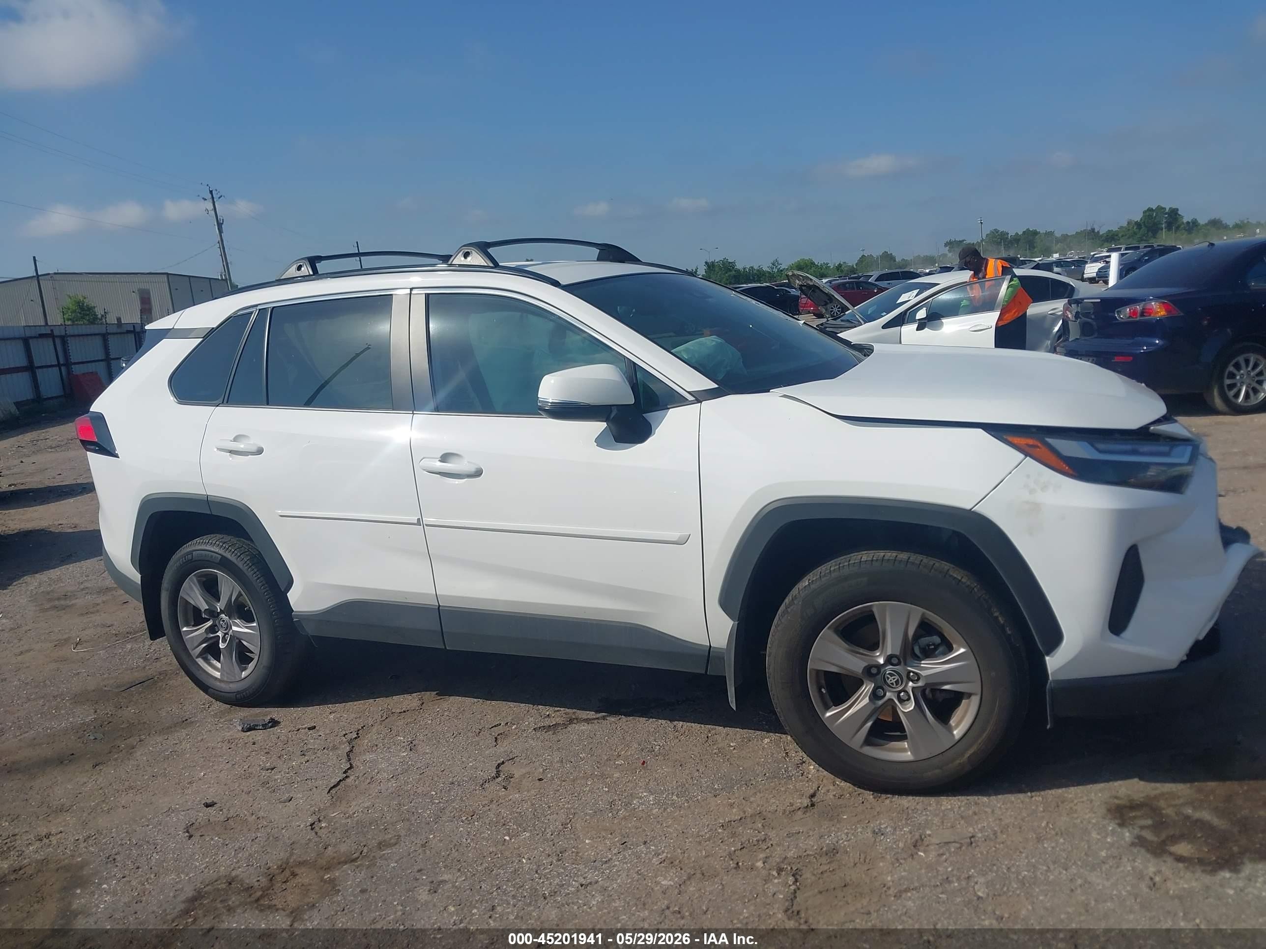 2024 Toyota Rav4 Xle White vin: 2T3W1RFV4RW346060