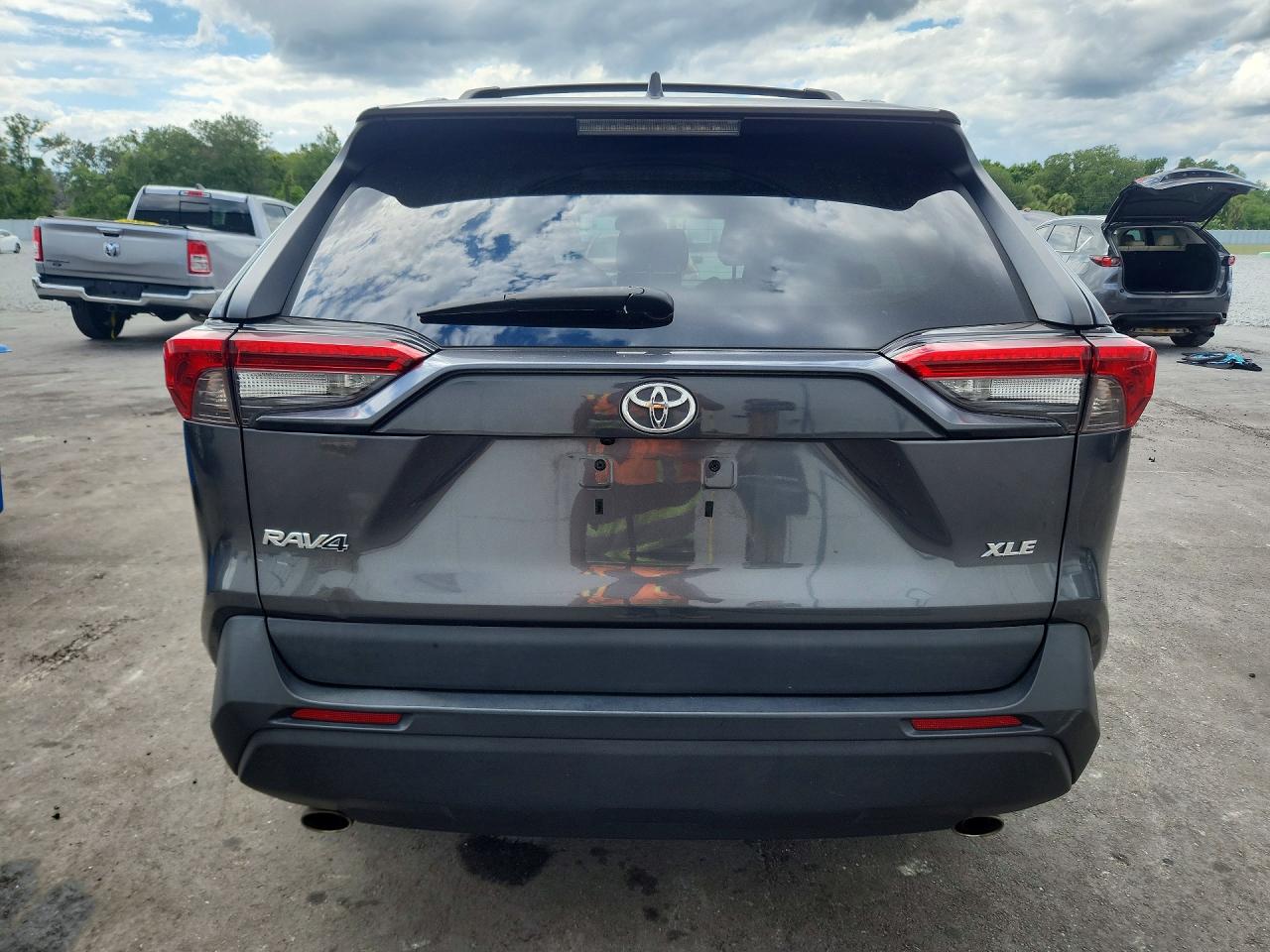 2021 Toyota Rav4 Xle Gray vin: 2T3W1RFV5MC114545