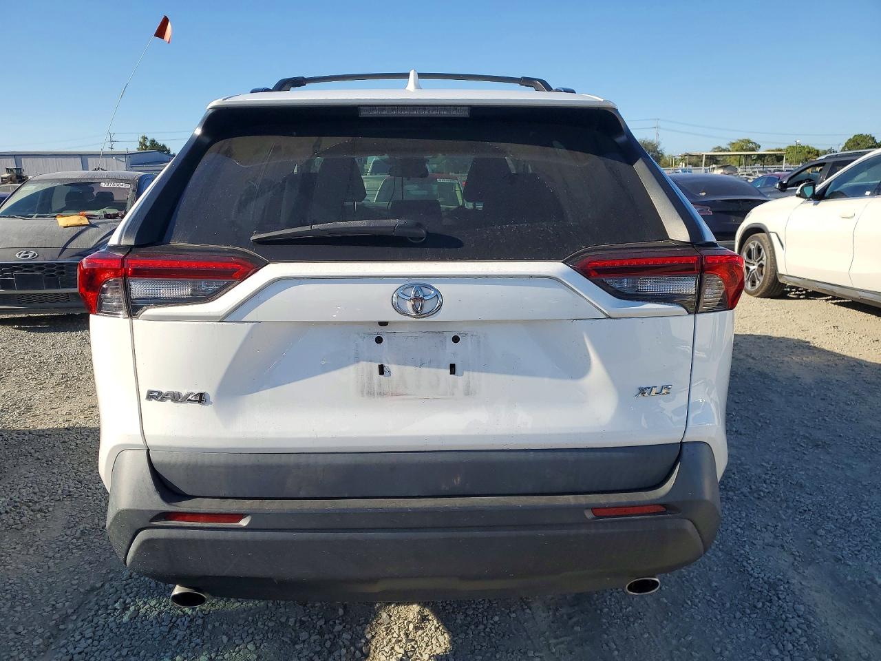 2021 Toyota Rav4 Xle White vin: 2T3W1RFV8MC139603