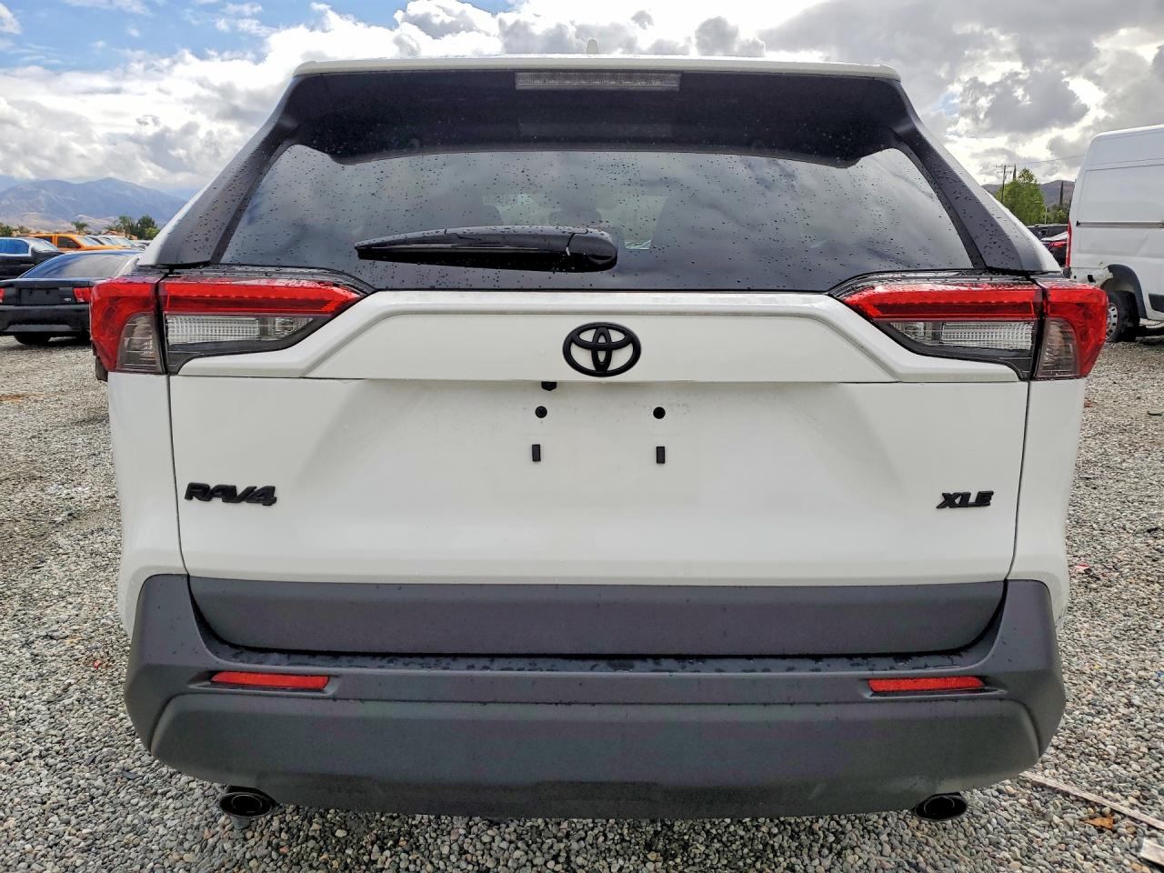 2025 Toyota Rav4 Xle Белый vin: 2T3W1RFV8SW442411