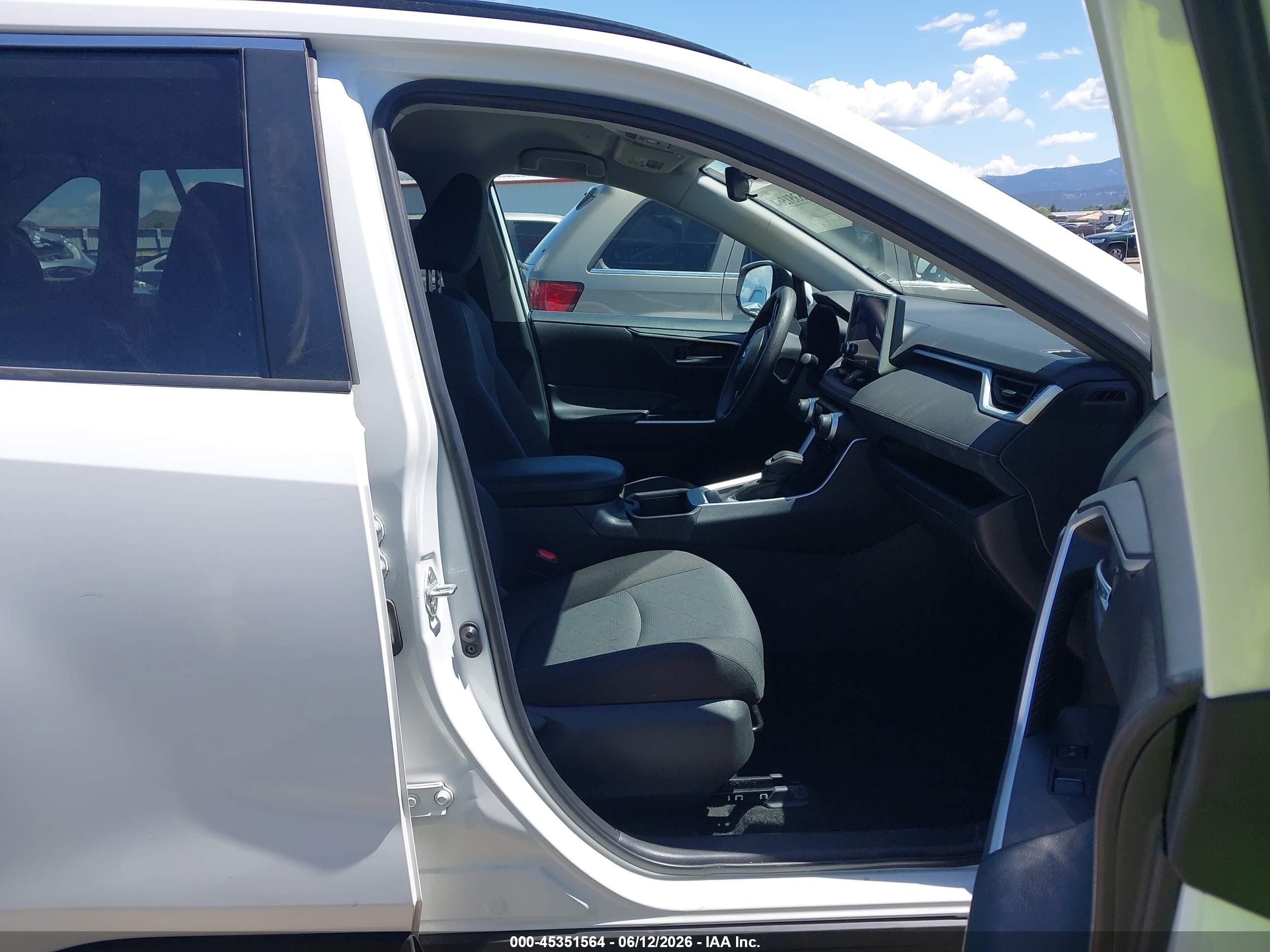 2024 Toyota Rav4 Xle Белый vin: 2T3W1RFVXRW339503