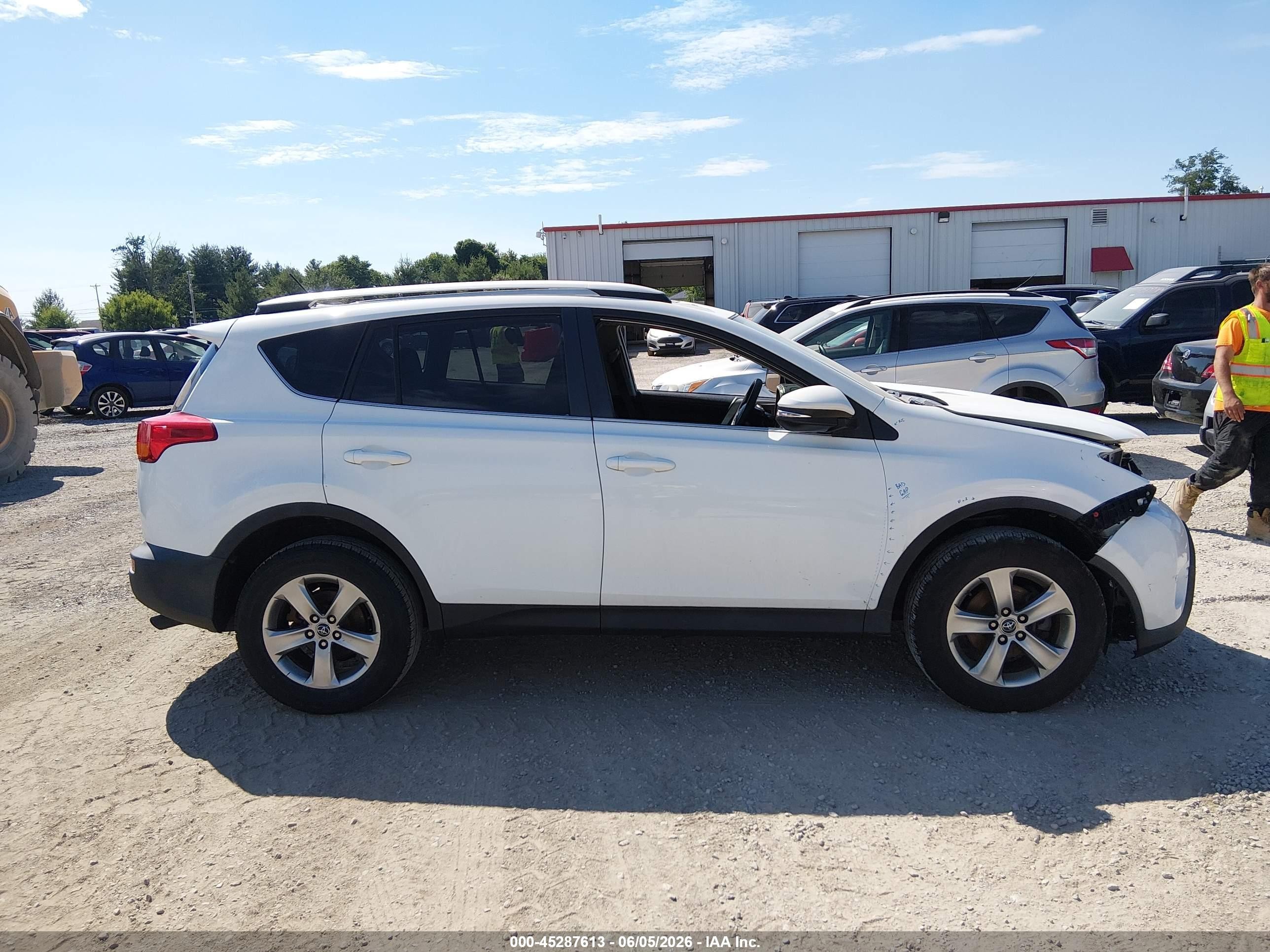 2015 Toyota Rav4 Xle White vin: 2T3WFREV0FW150471