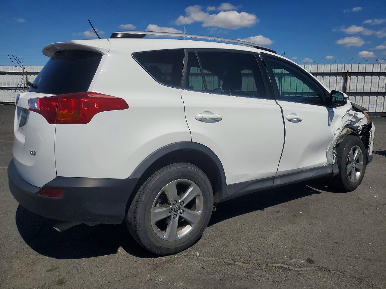 2015 Toyota Rav4 Xle White vin: 2T3WFREV0FW160059