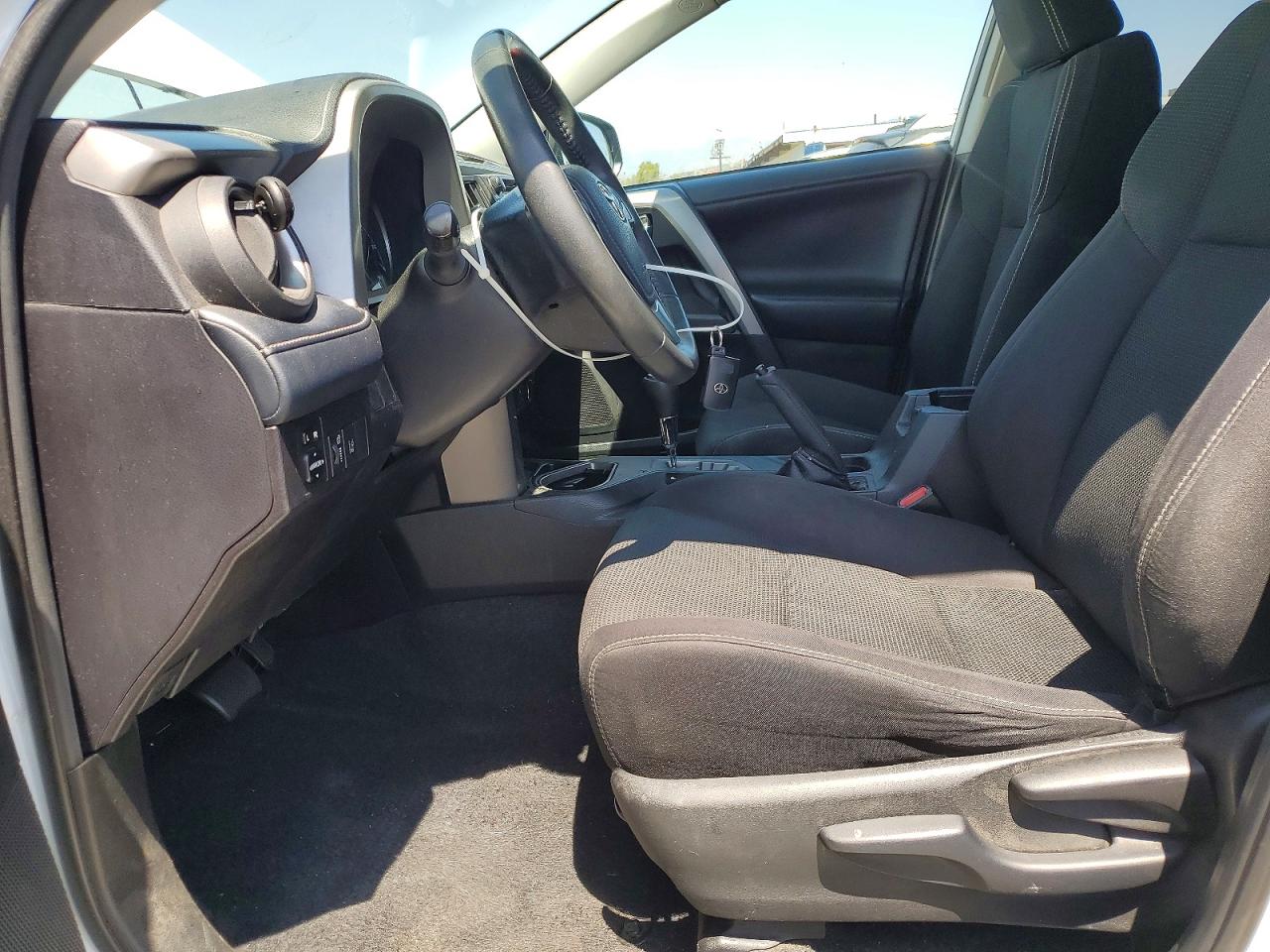 2018 Toyota Rav4 Xle White vin: 2T3WFREV0JW476327