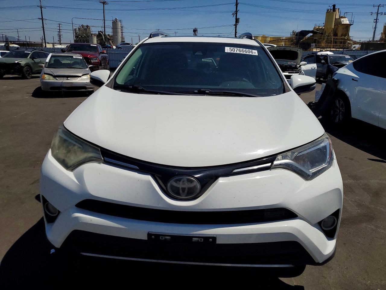2018 Toyota Rav4 Xle White vin: 2T3WFREV0JW476327