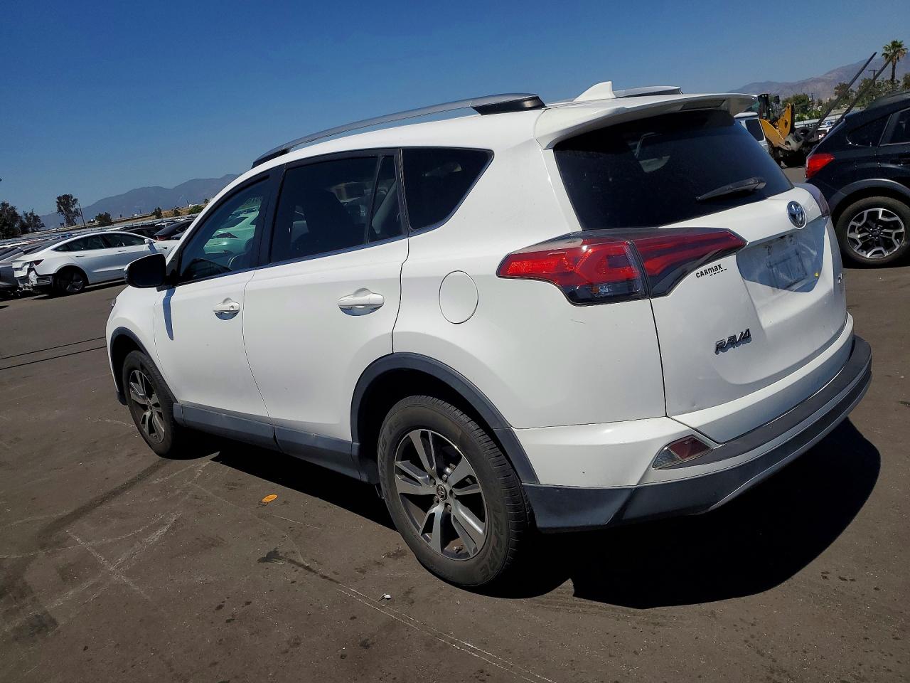 2018 Toyota Rav4 Xle White vin: 2T3WFREV0JW476327