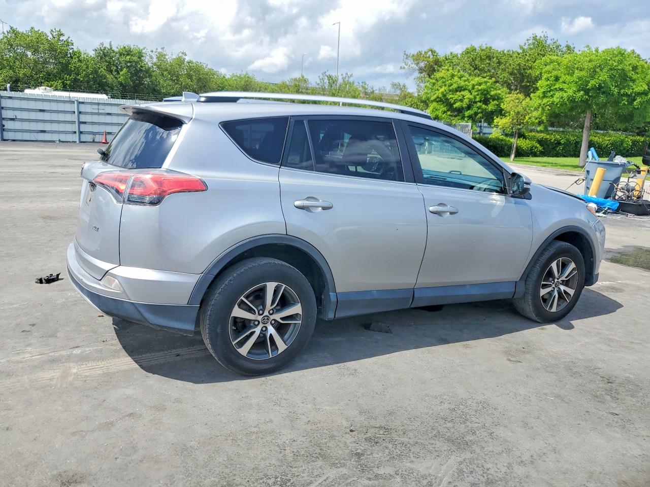 2016 Toyota Rav4 Xle Серебряный vin: 2T3WFREV1GW250175
