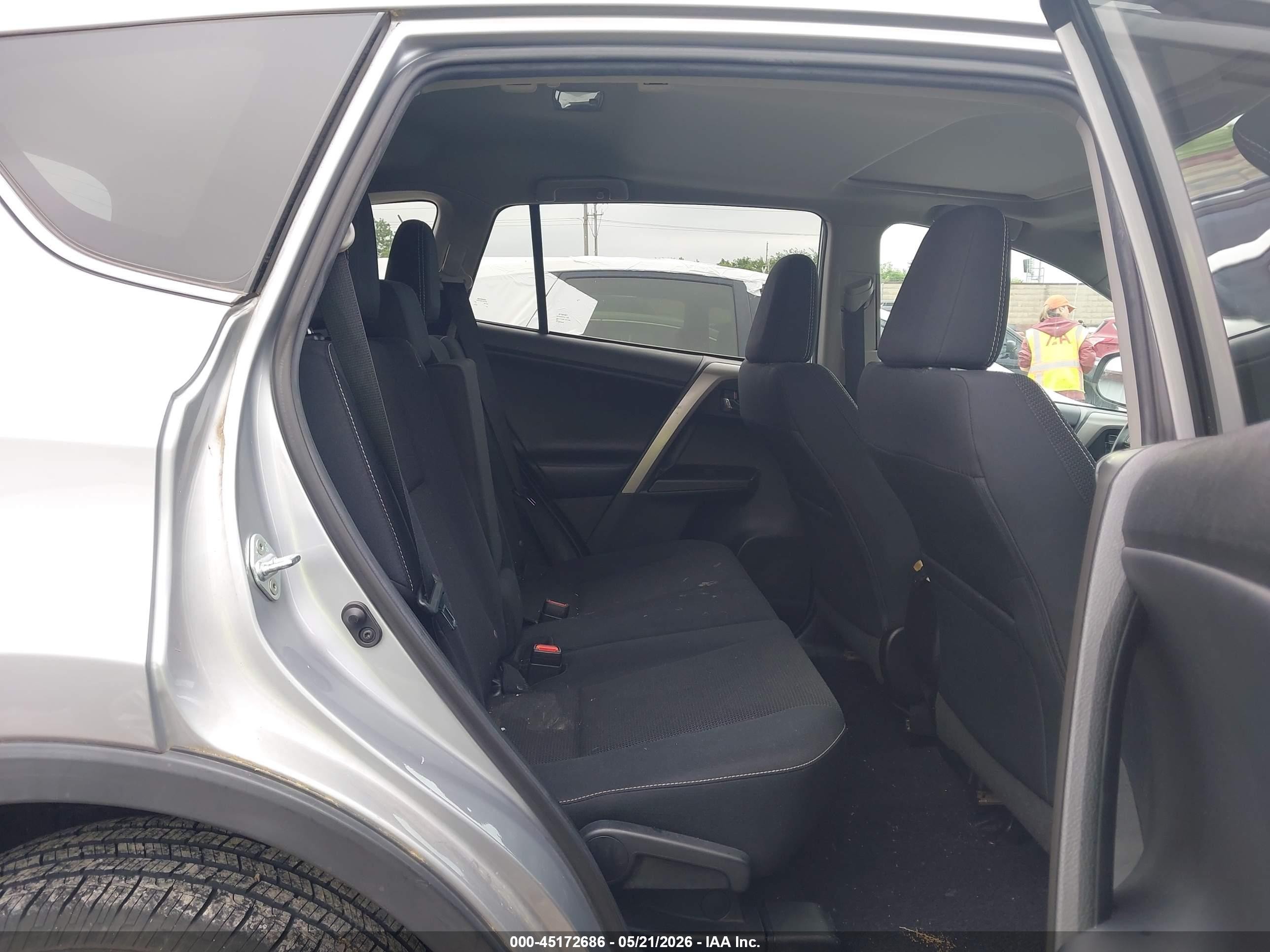 2018 Toyota Rav4 Xle Silver vin: 2T3WFREV2JW414184