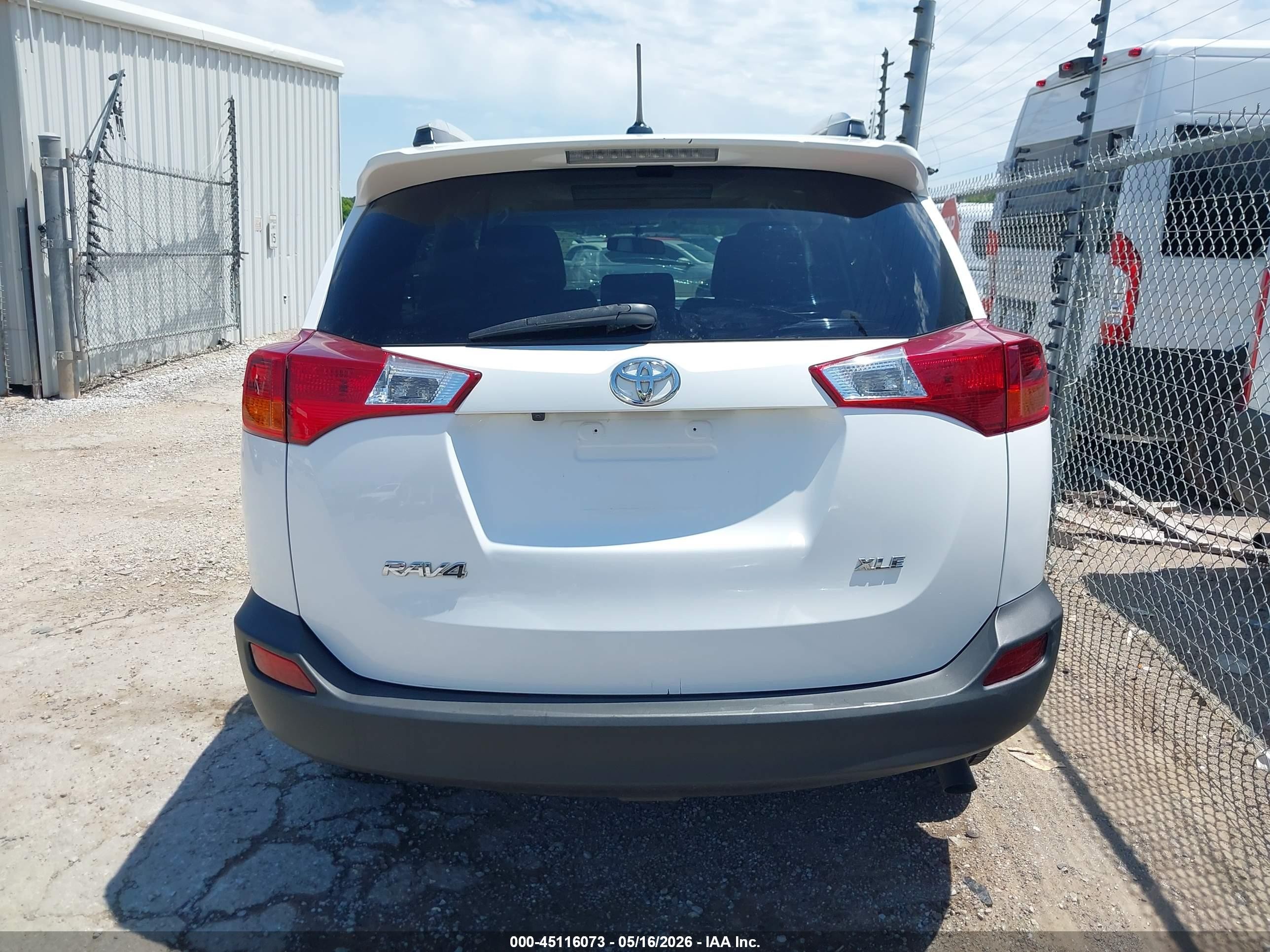 2015 Toyota Rav4 Xle White vin: 2T3WFREV3FW225681
