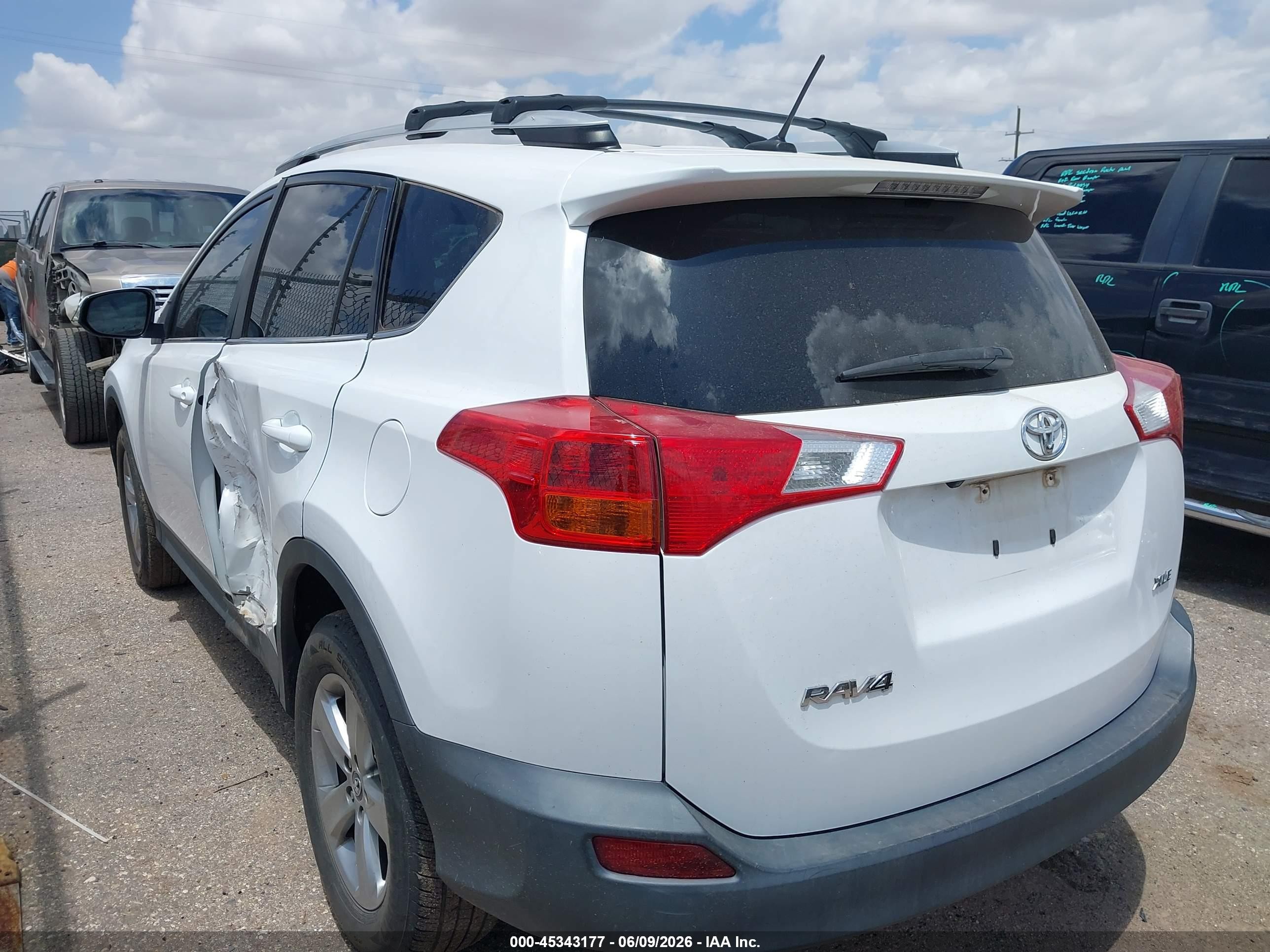 2015 Toyota Rav4 Xle White vin: 2T3WFREV3FW229441