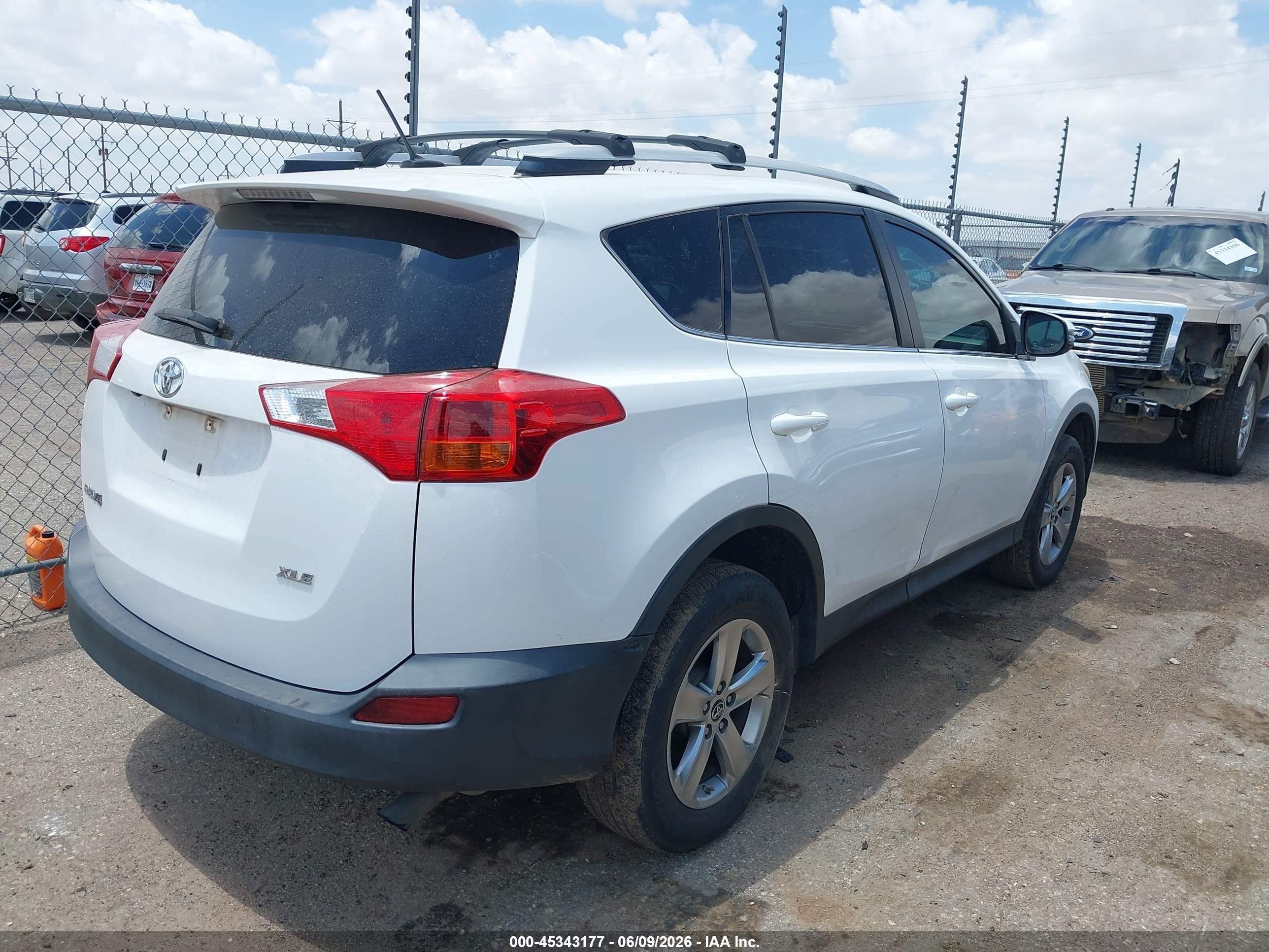 2015 Toyota Rav4 Xle White vin: 2T3WFREV3FW229441