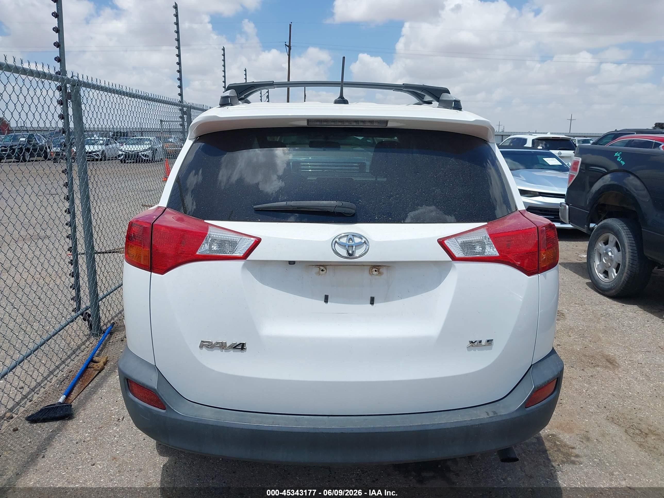 2015 Toyota Rav4 Xle White vin: 2T3WFREV3FW229441