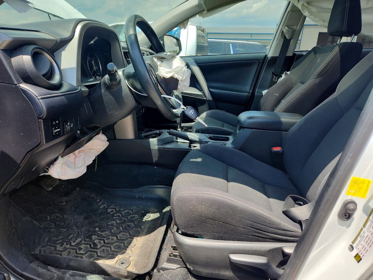 2018 Toyota Rav4 Xle White vin: 2T3WFREV8JW472493
