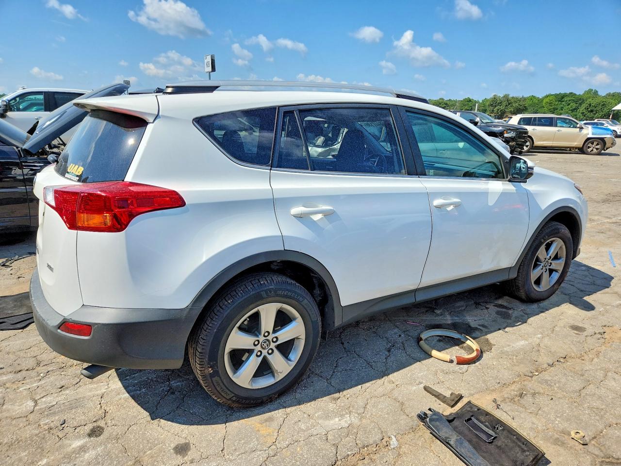 2015 Toyota Rav4 Xle White vin: 2T3WFREV9FW182464