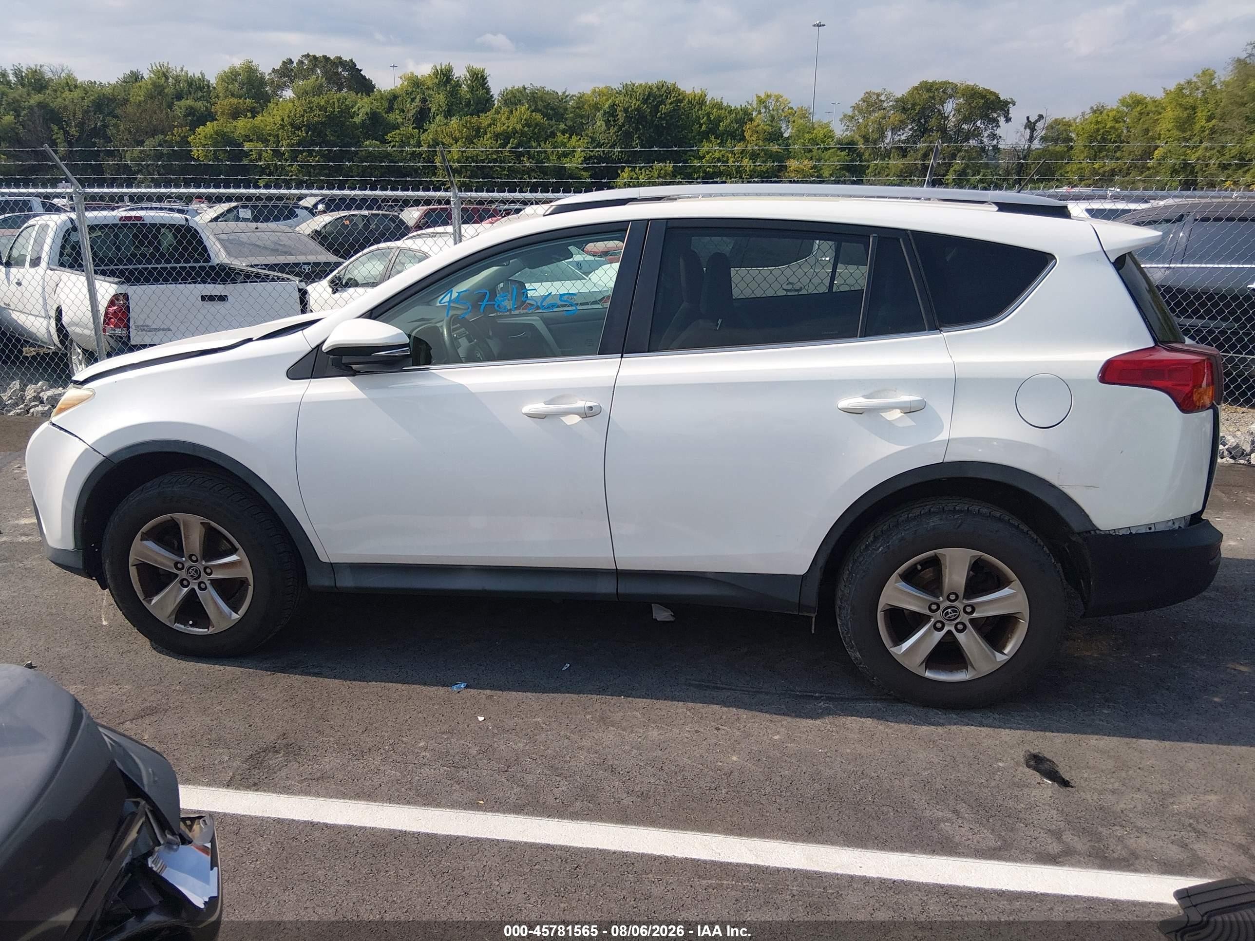 2015 Toyota Rav4 Xle White vin: 2T3WFREV9FW230030
