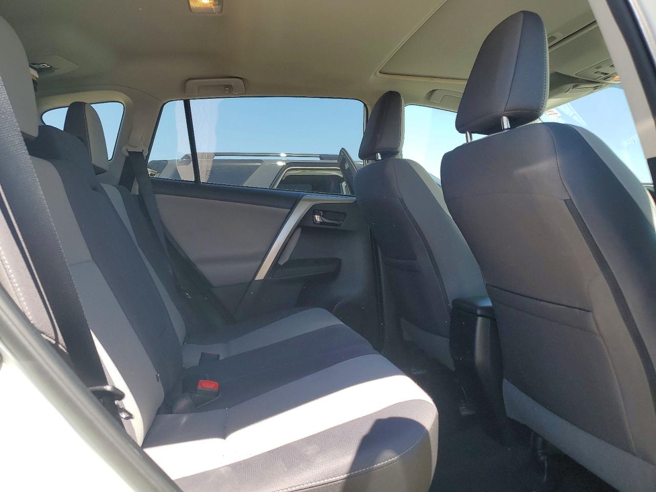 2015 Toyota Rav4 Xle White vin: 2T3WFREVXFW134052
