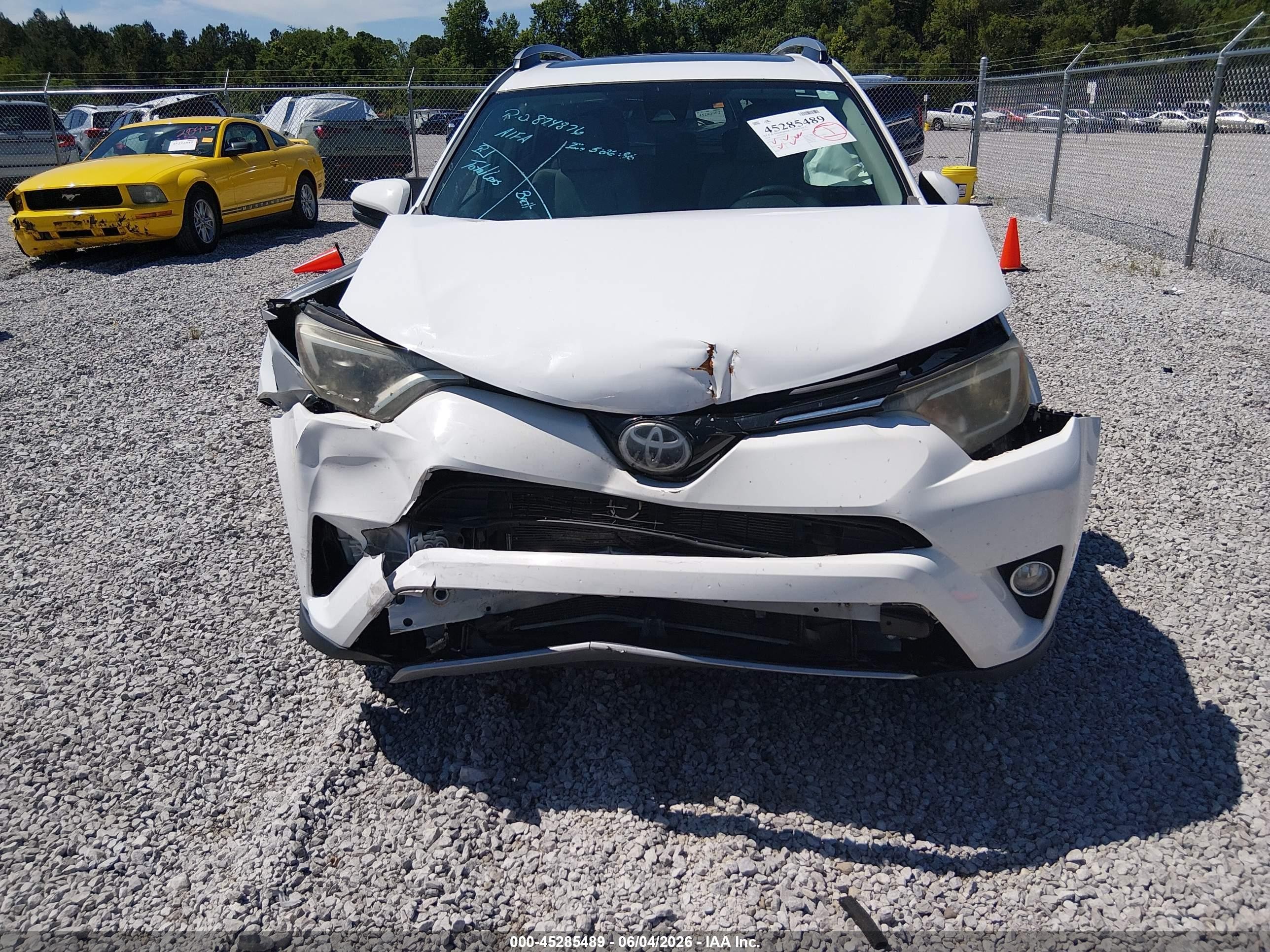 2018 Toyota Rav4 Белый vin: 2T3WFREZXJW447143
