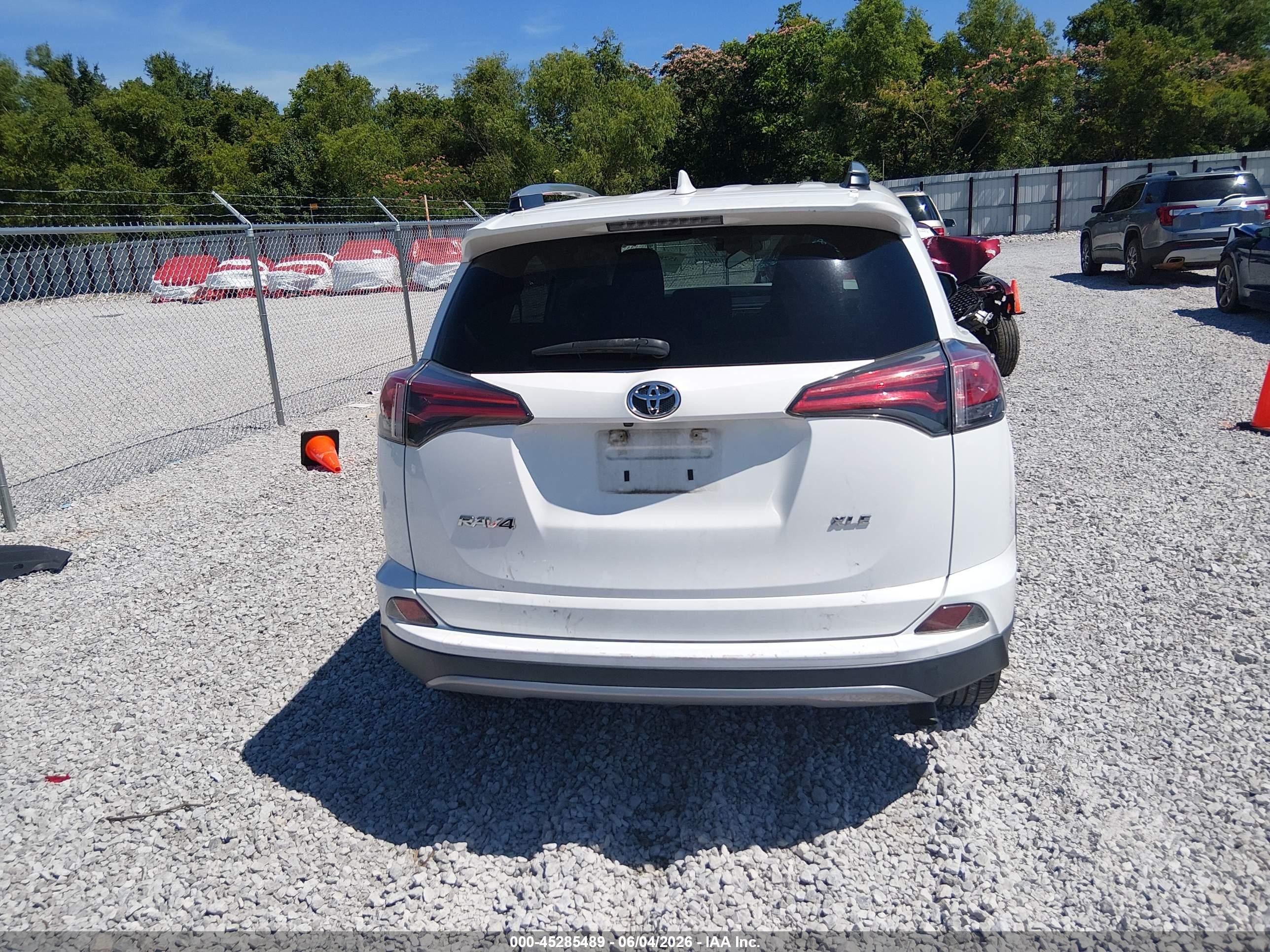 2018 Toyota Rav4 Белый vin: 2T3WFREZXJW447143