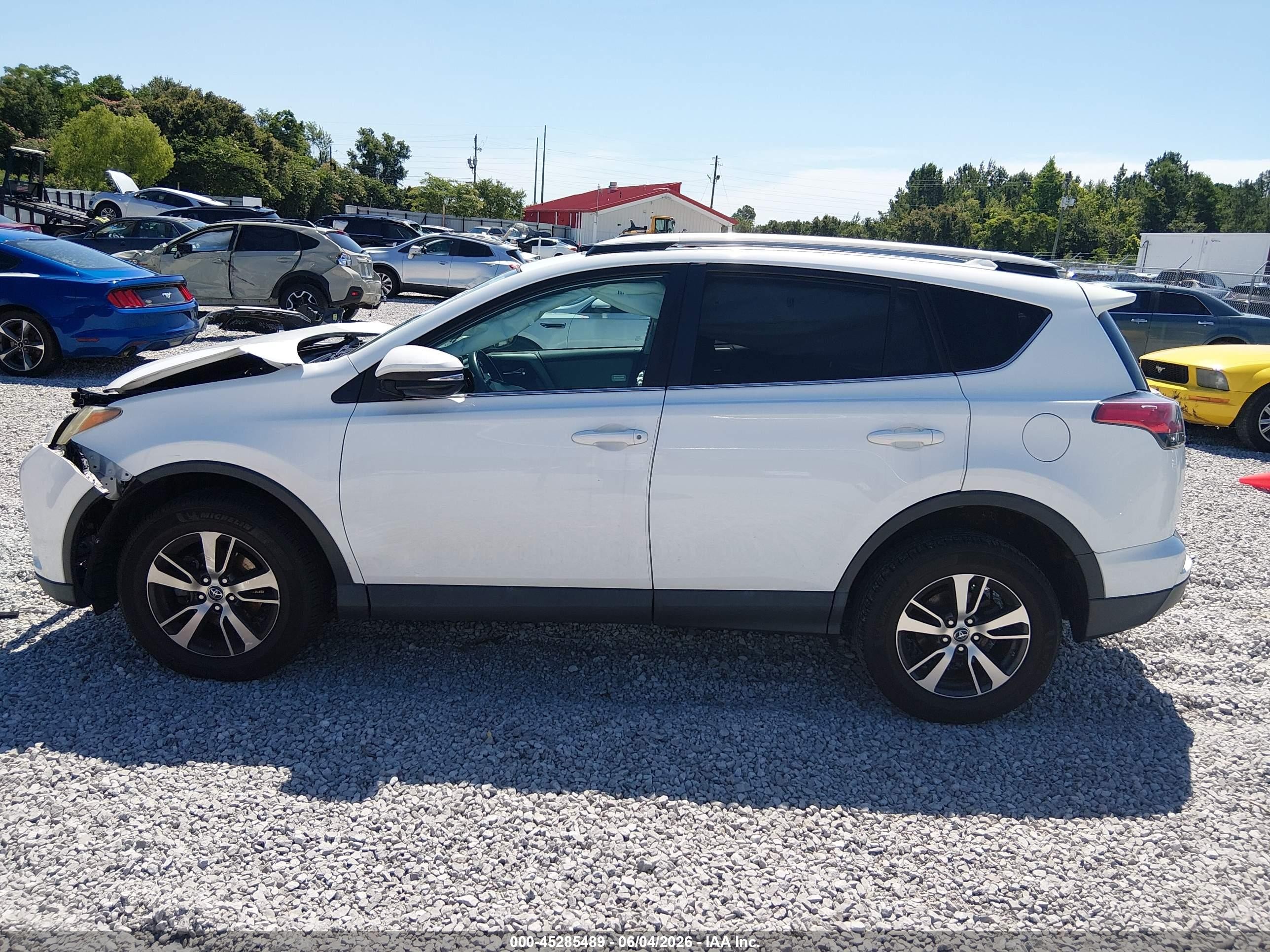 2018 Toyota Rav4 Белый vin: 2T3WFREZXJW447143