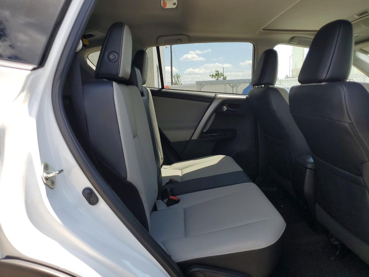 2018 Toyota Rav4 Limited White vin: 2T3YFREV1JW452384