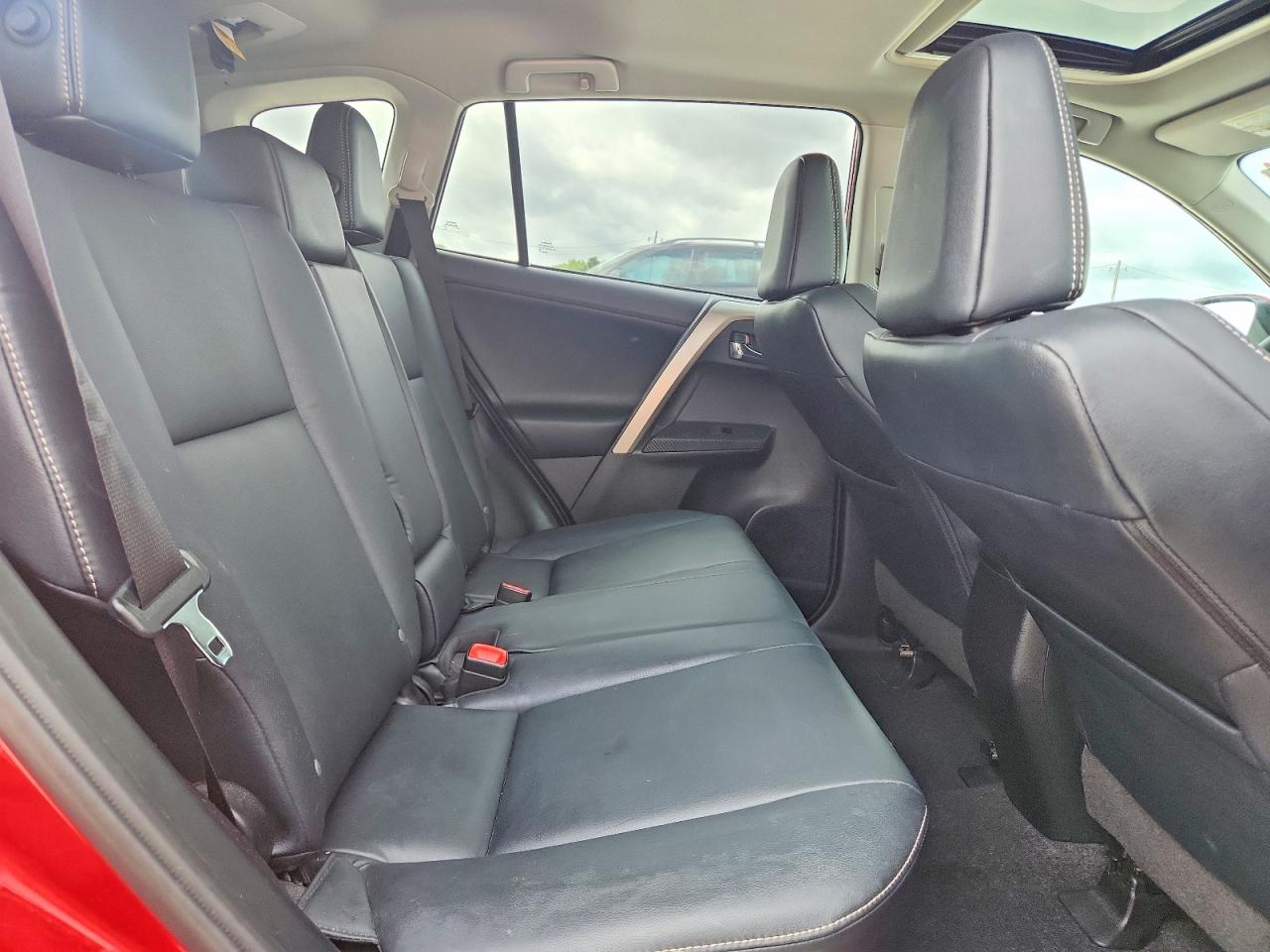 2015 Toyota Rav 4 Red vin: 2T3YFREV5FW164925