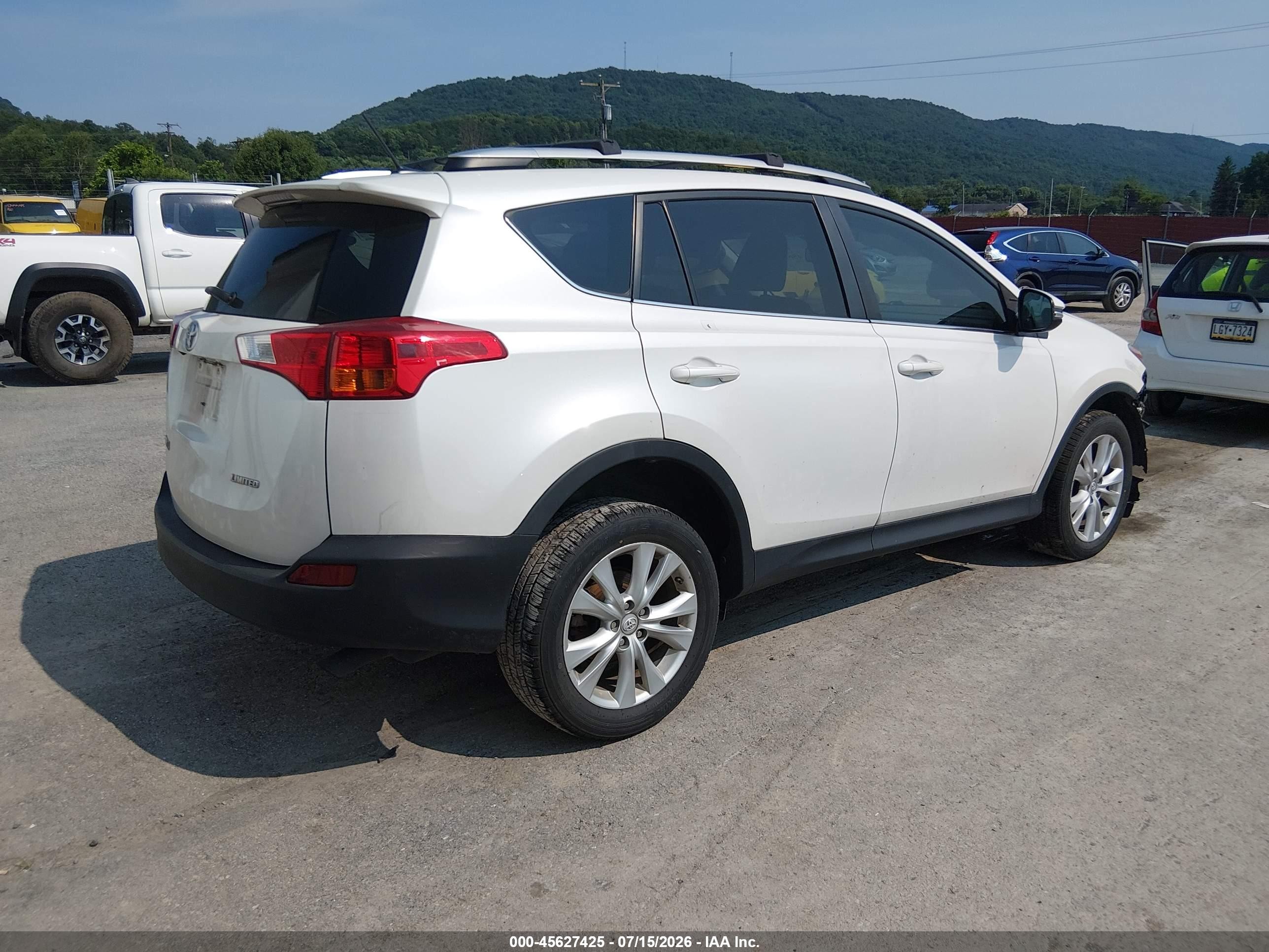 2013 Toyota Rav4 Limited White vin: 2T3YFREV8DW028852