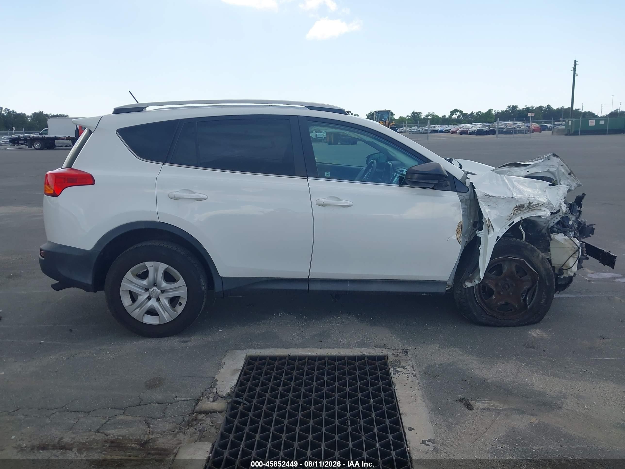 2015 Toyota Rav4 Le White vin: 2T3ZFREV1FW198056