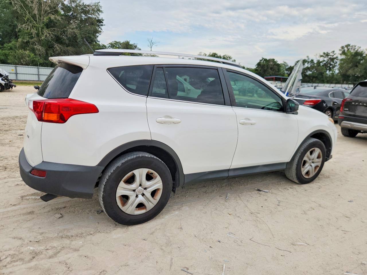 2015 Toyota Rav4 Le White vin: 2T3ZFREV3FW137369