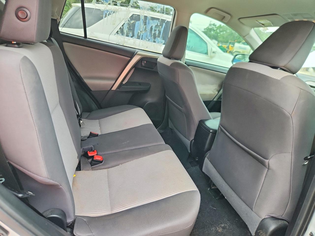 2015 Toyota Rav4 Le White vin: 2T3ZFREV3FW137369