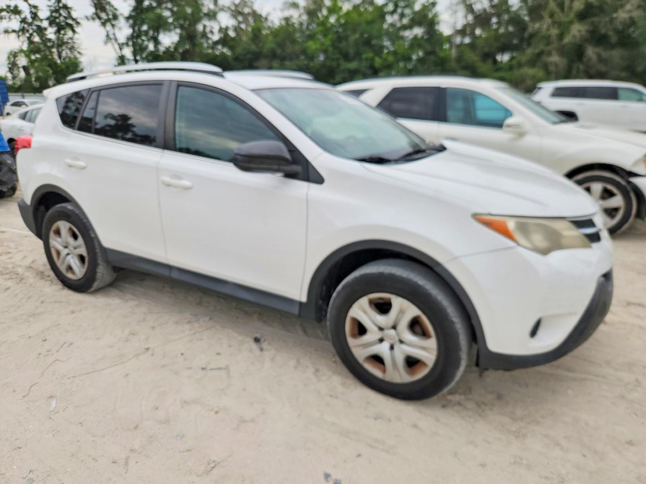 2015 Toyota Rav4 Le White vin: 2T3ZFREV3FW137369