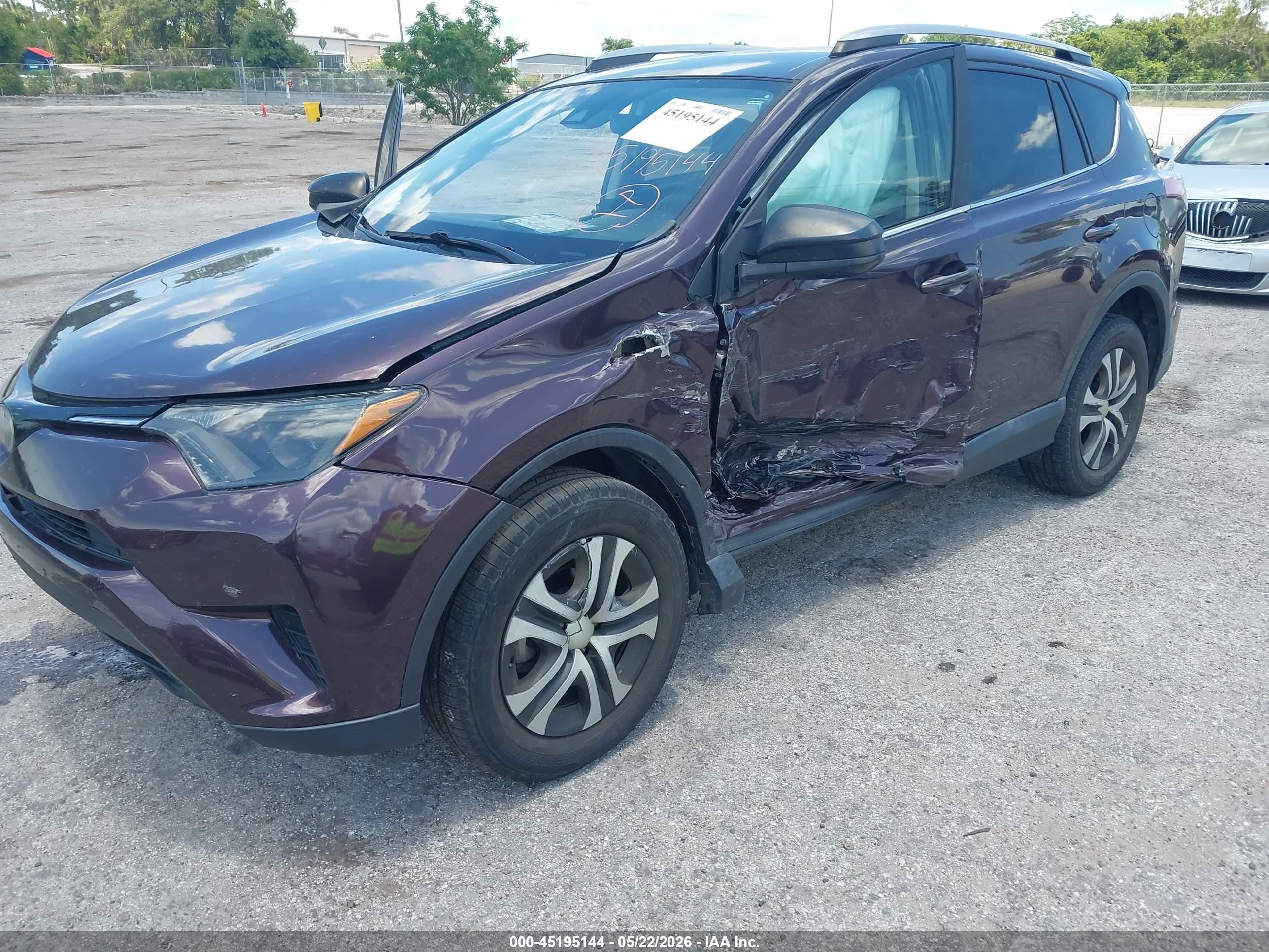 2018 Toyota Rav4 Le Maroon vin: 2T3ZFREV3JW431508