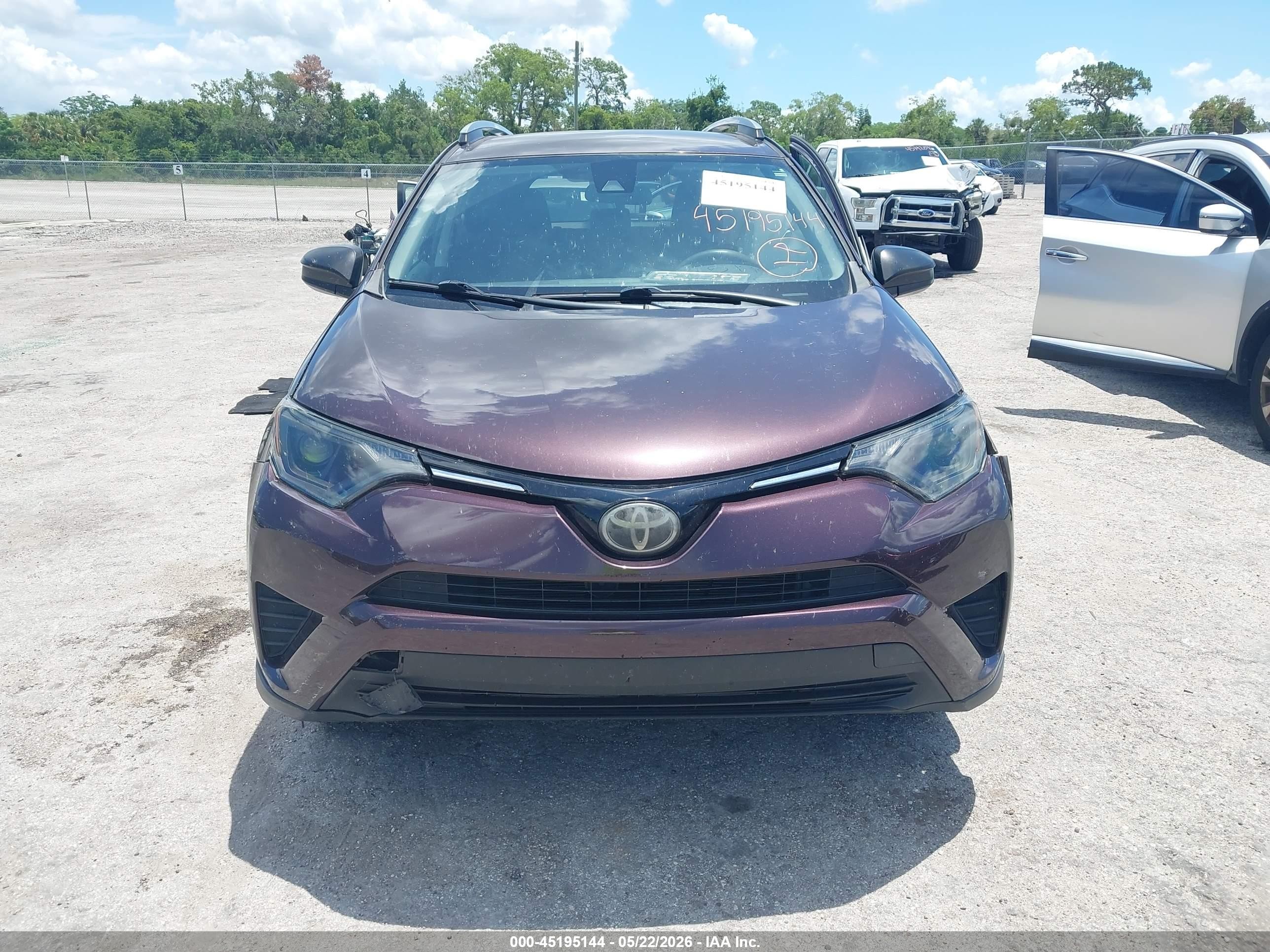 2018 Toyota Rav4 Le Maroon vin: 2T3ZFREV3JW431508
