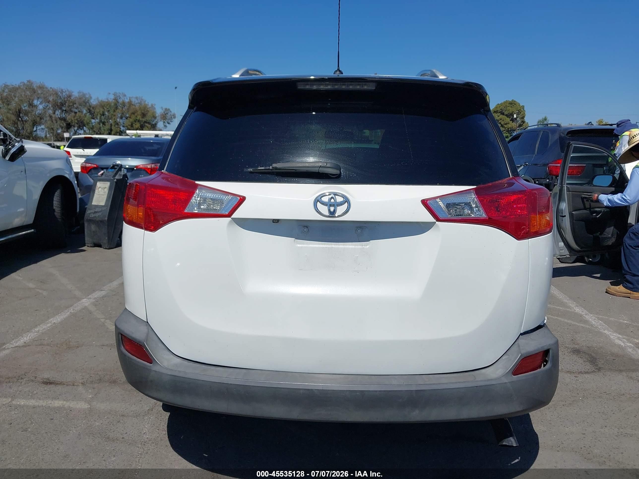 2014 Toyota Rav4 Le White vin: 2T3ZFREV4EW083014