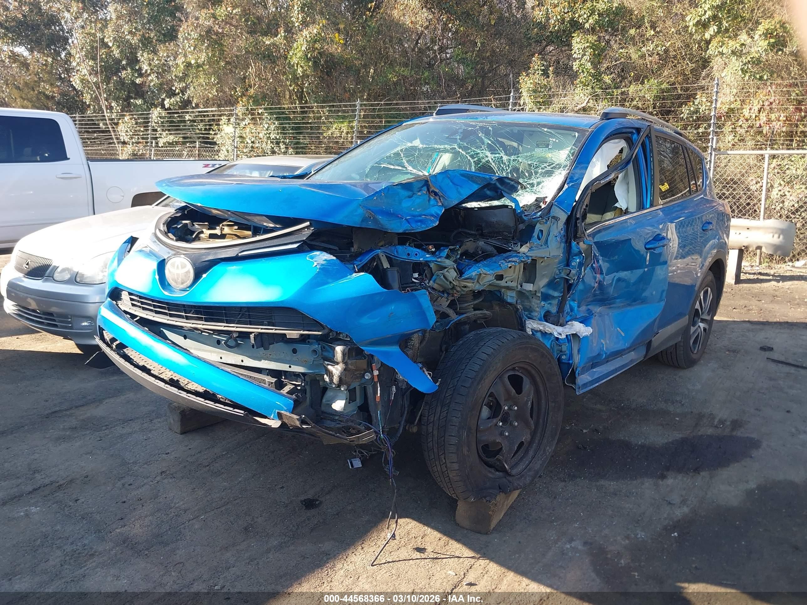2018 Toyota Rav4 Le Blue vin: 2T3ZFREV4JW480541